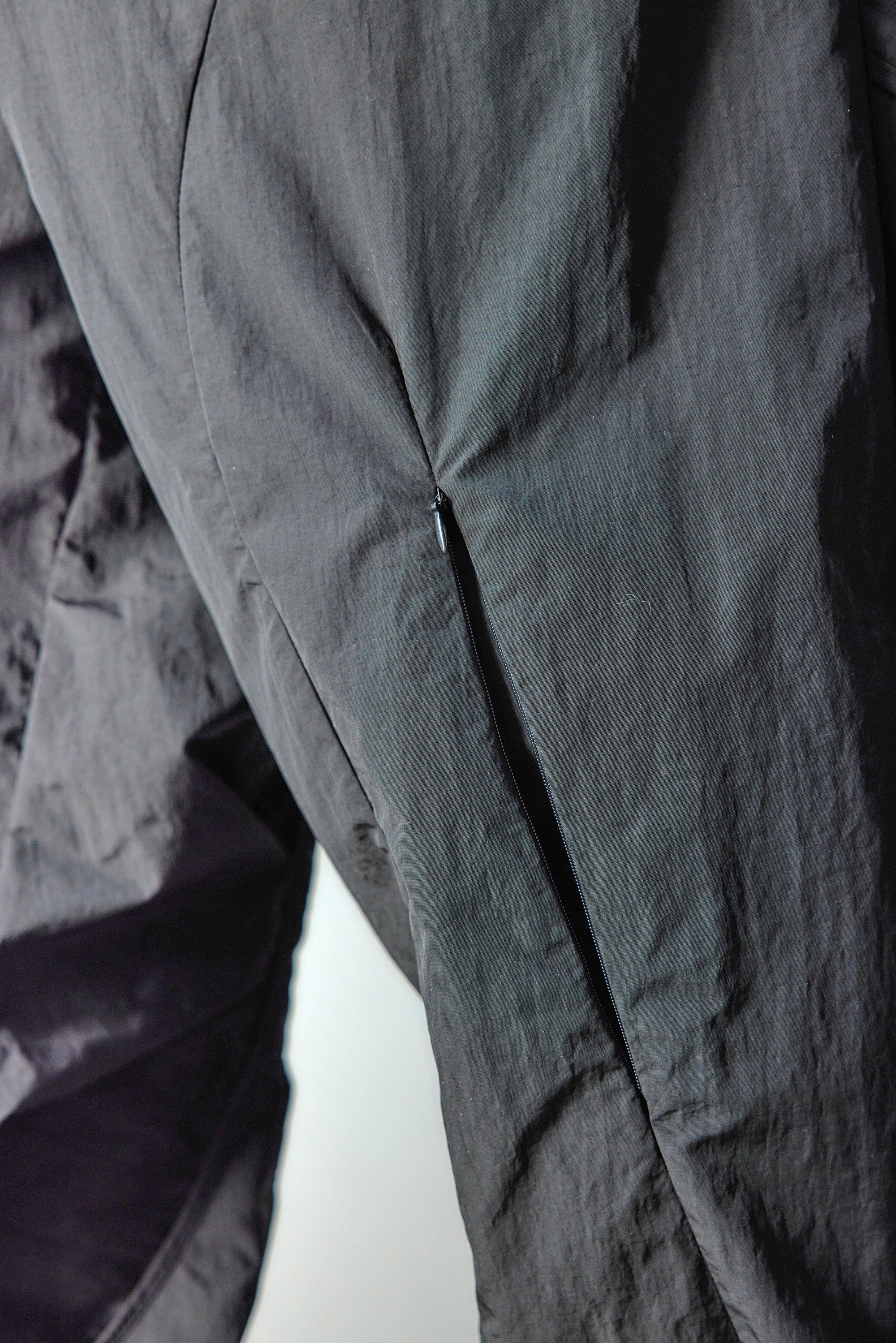 WHISTLEHUNTER Deconstructed Pleated Zipper Pockets Pants