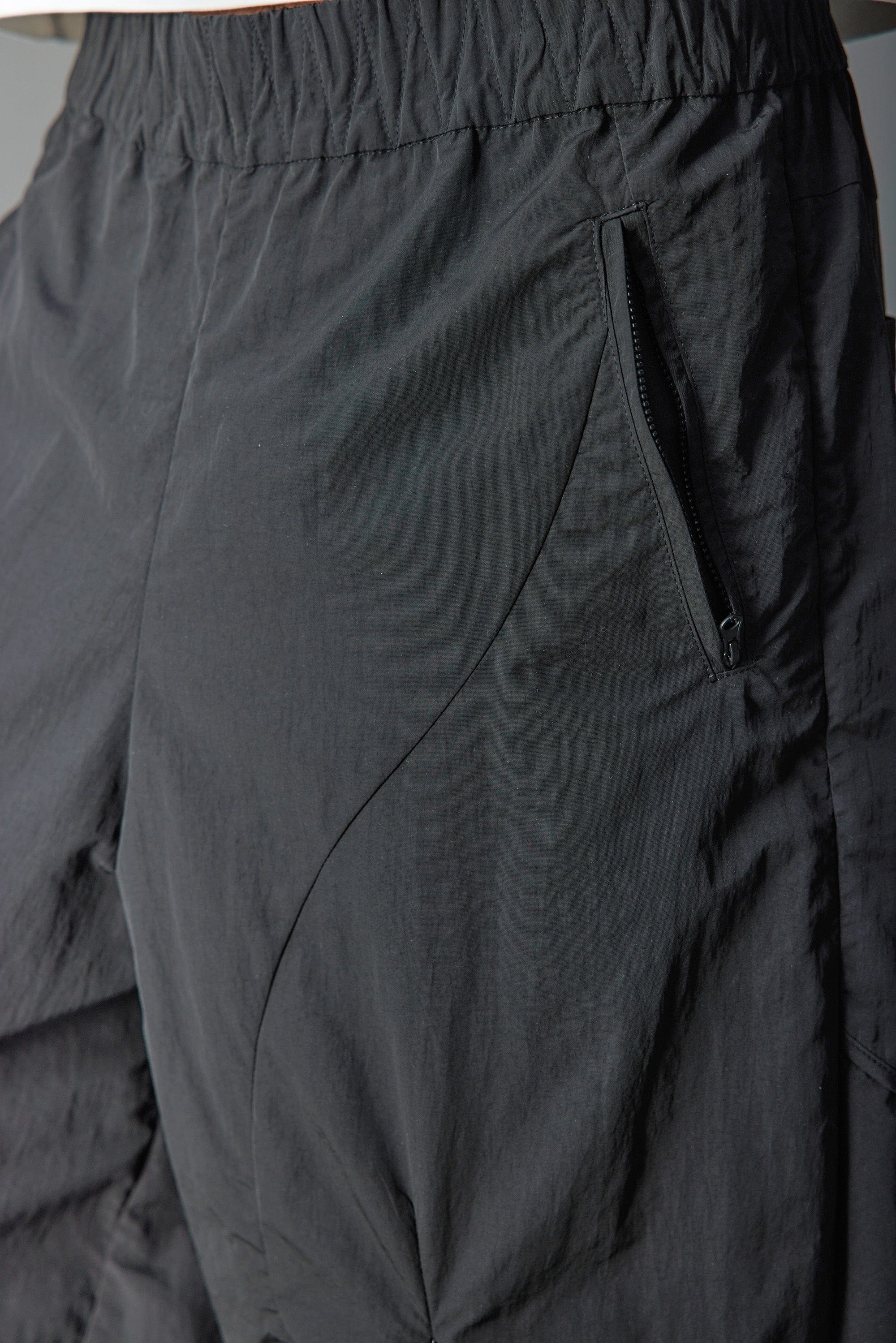 WHISTLEHUNTER Deconstructed Pleated Zipper Pockets Pants