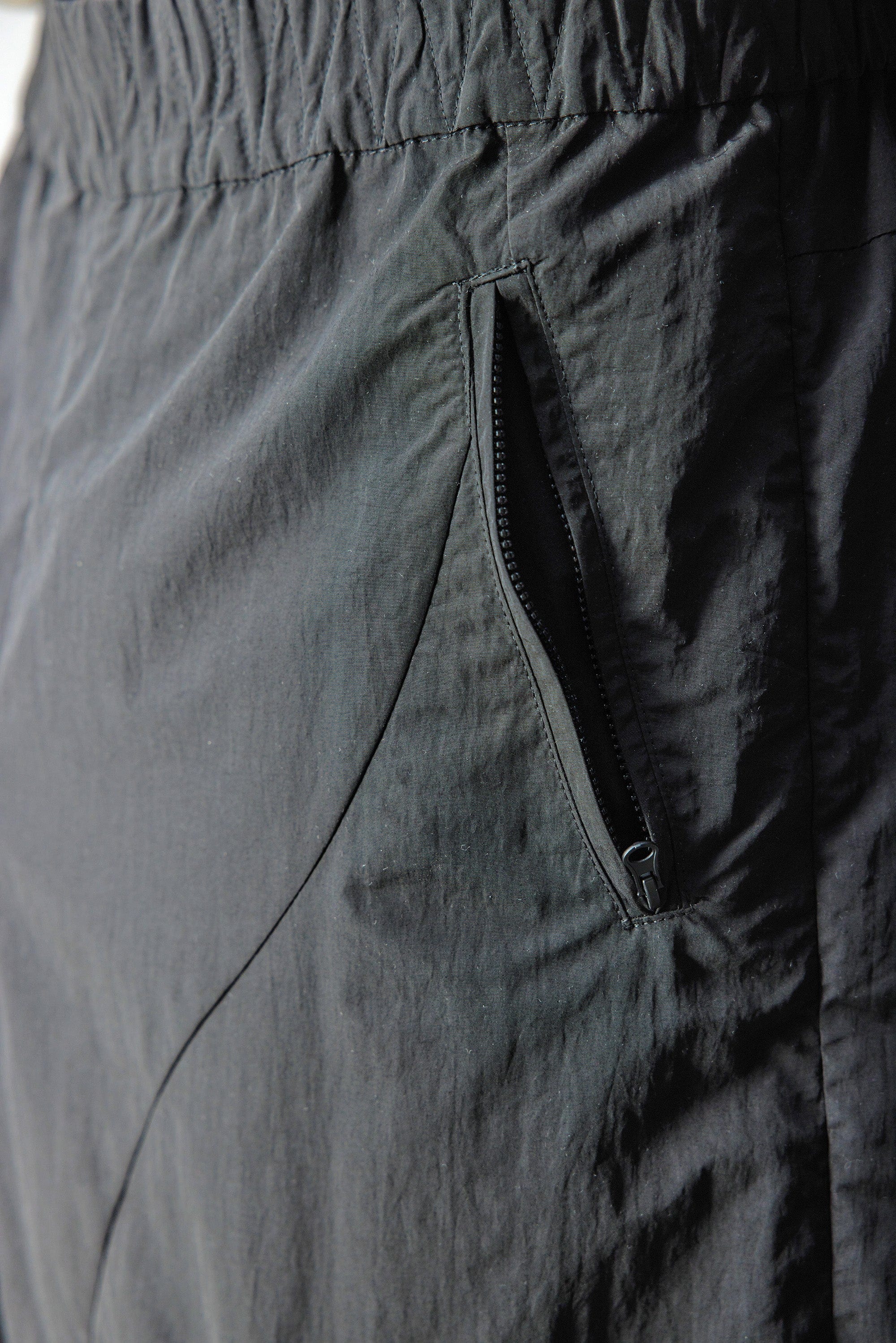 WHISTLEHUNTER Deconstructed Pleated Zipper Pockets Pants