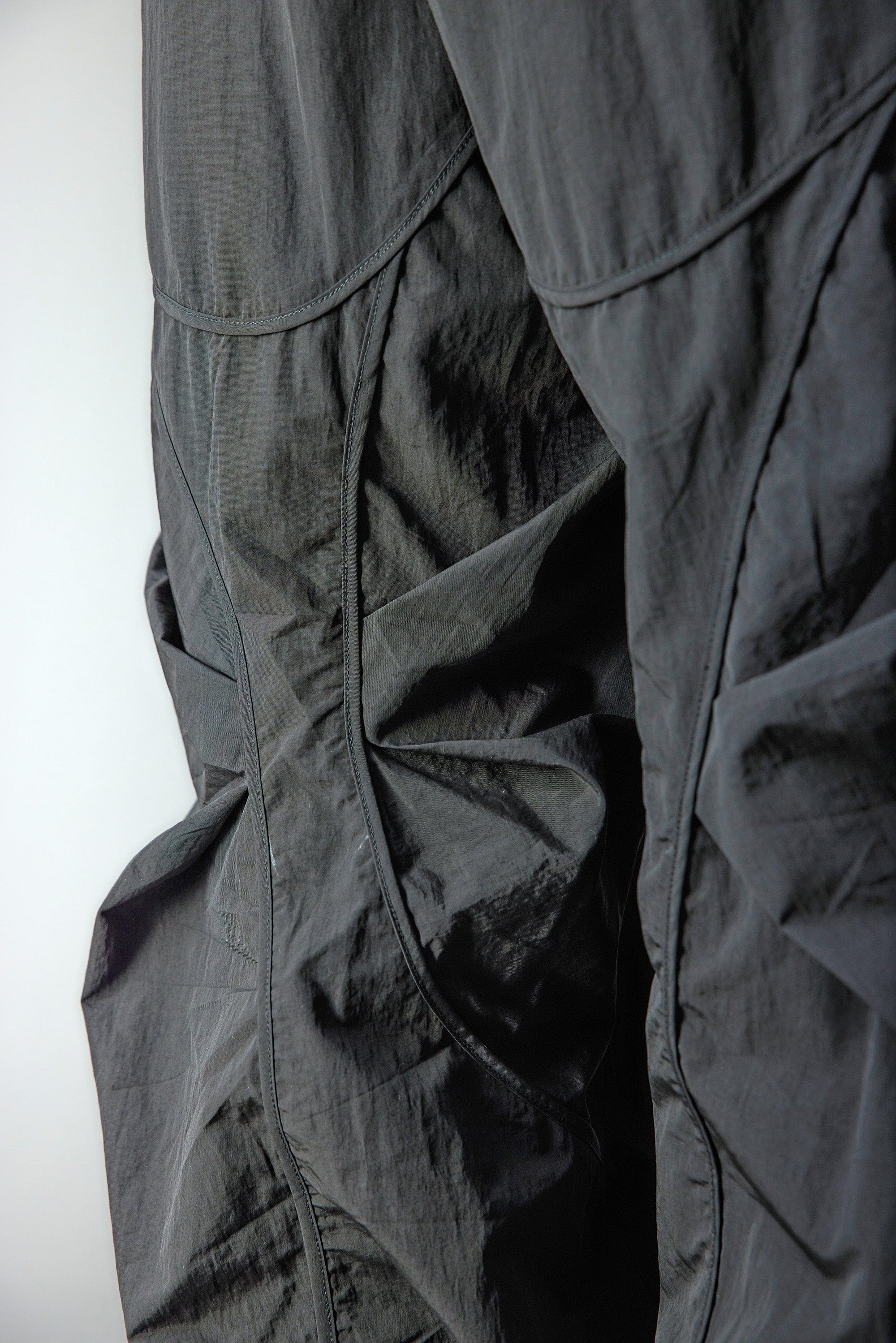 WHISTLEHUNTER Deconstructed Pleated Zipper Pockets Pants