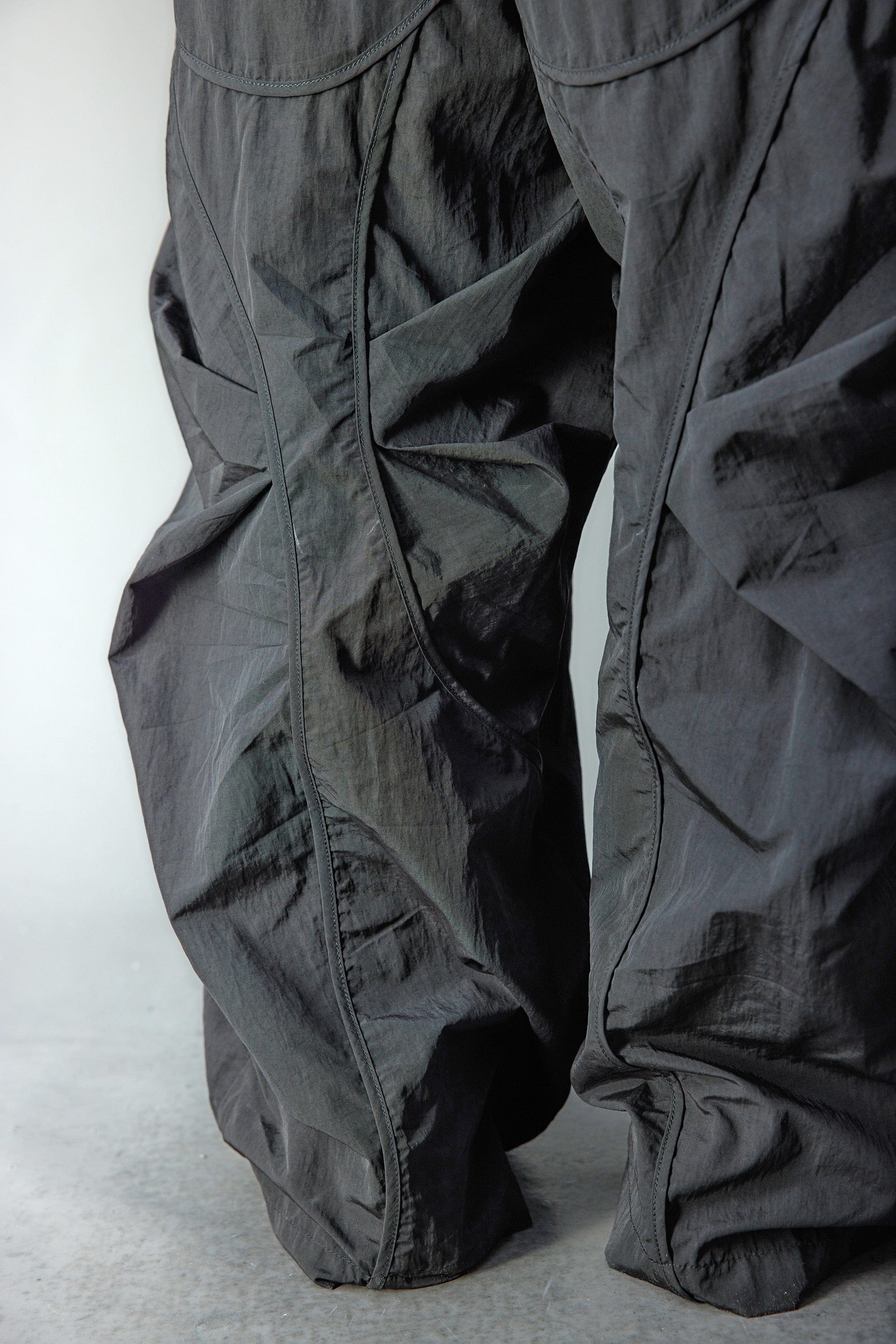 WHISTLEHUNTER Deconstructed Pleated Zipper Pockets Pants