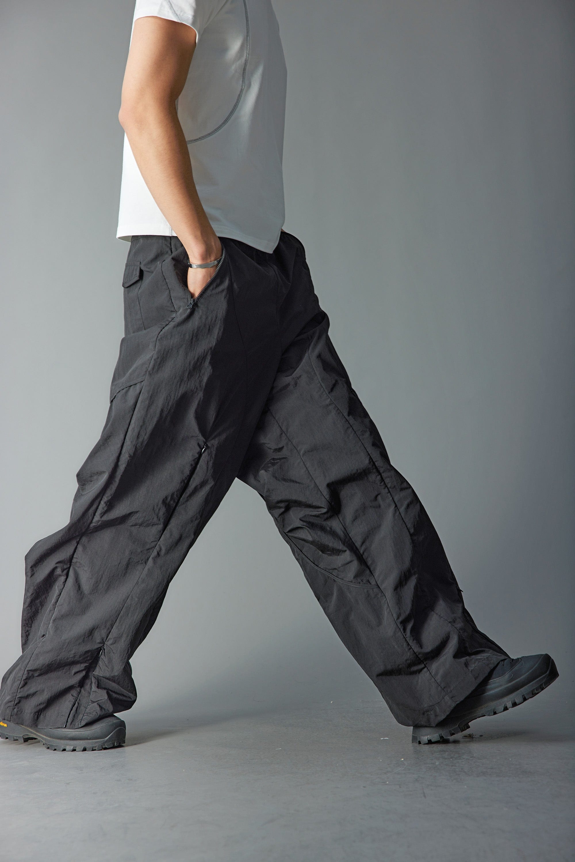 WHISTLEHUNTER Deconstructed Pleated Zipper Pockets Pants