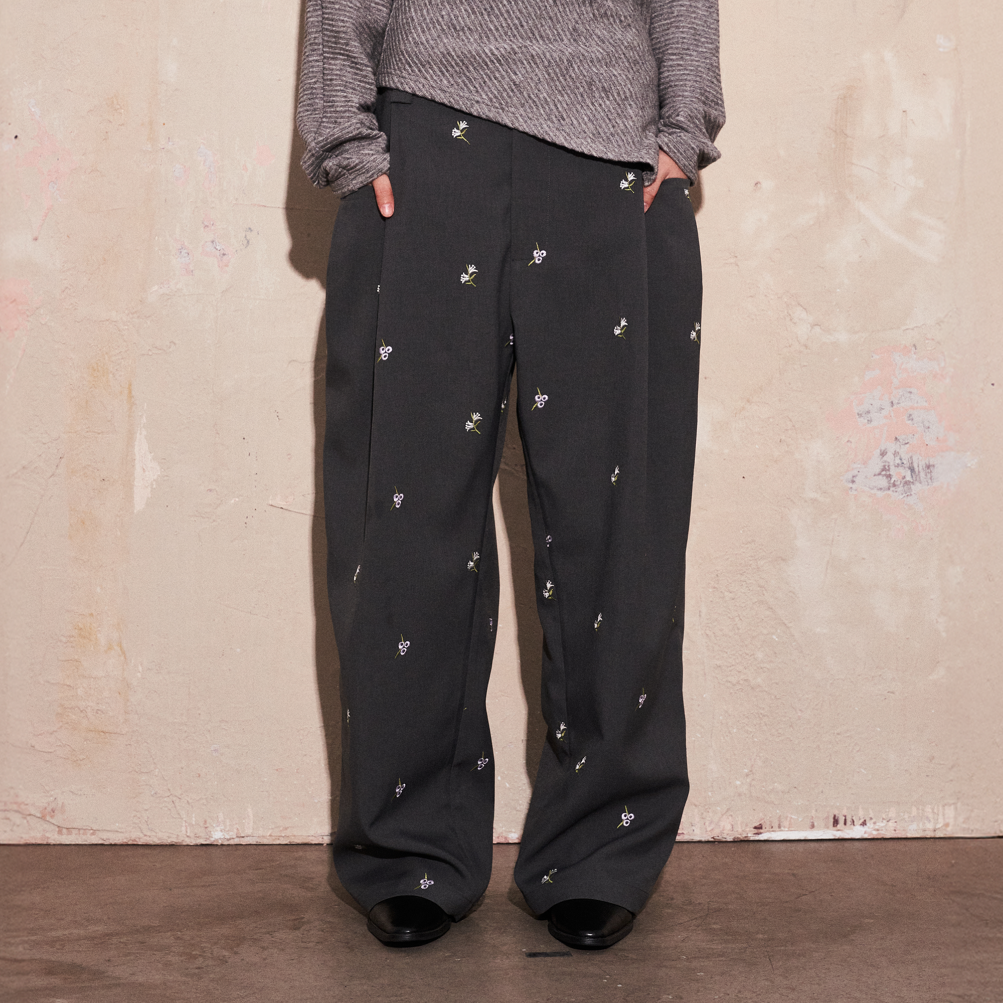 SAME FLOW Floral Embroidery Pleated Wide-Leg Trousers