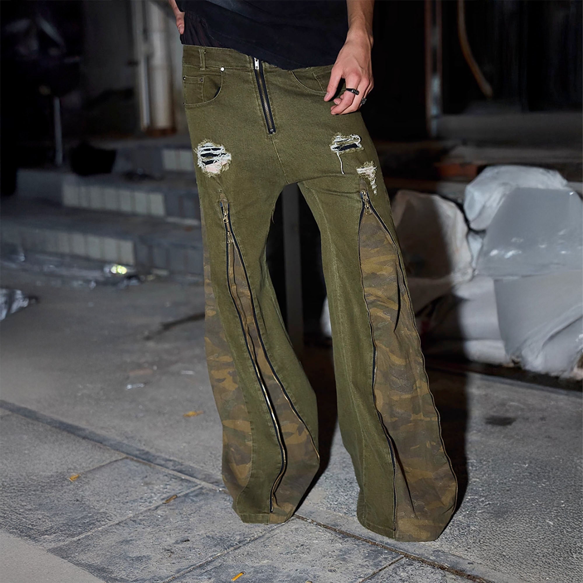 RECOVER ZONE Distressed Middle-Zip Camo Flared Jeans
