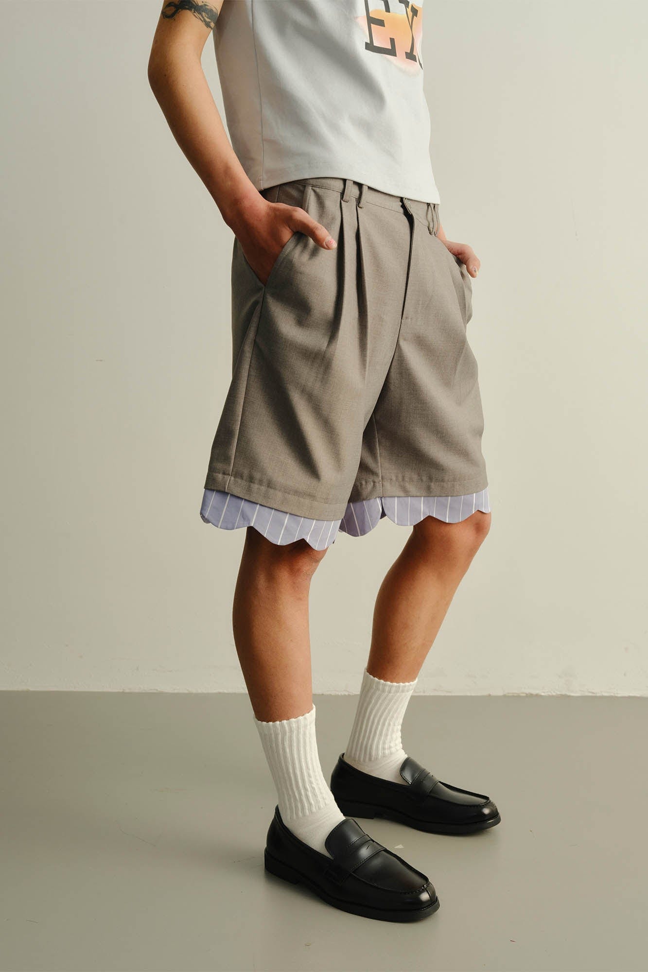 KADAKADA Scalloped Layered Hem Pleated Shorts