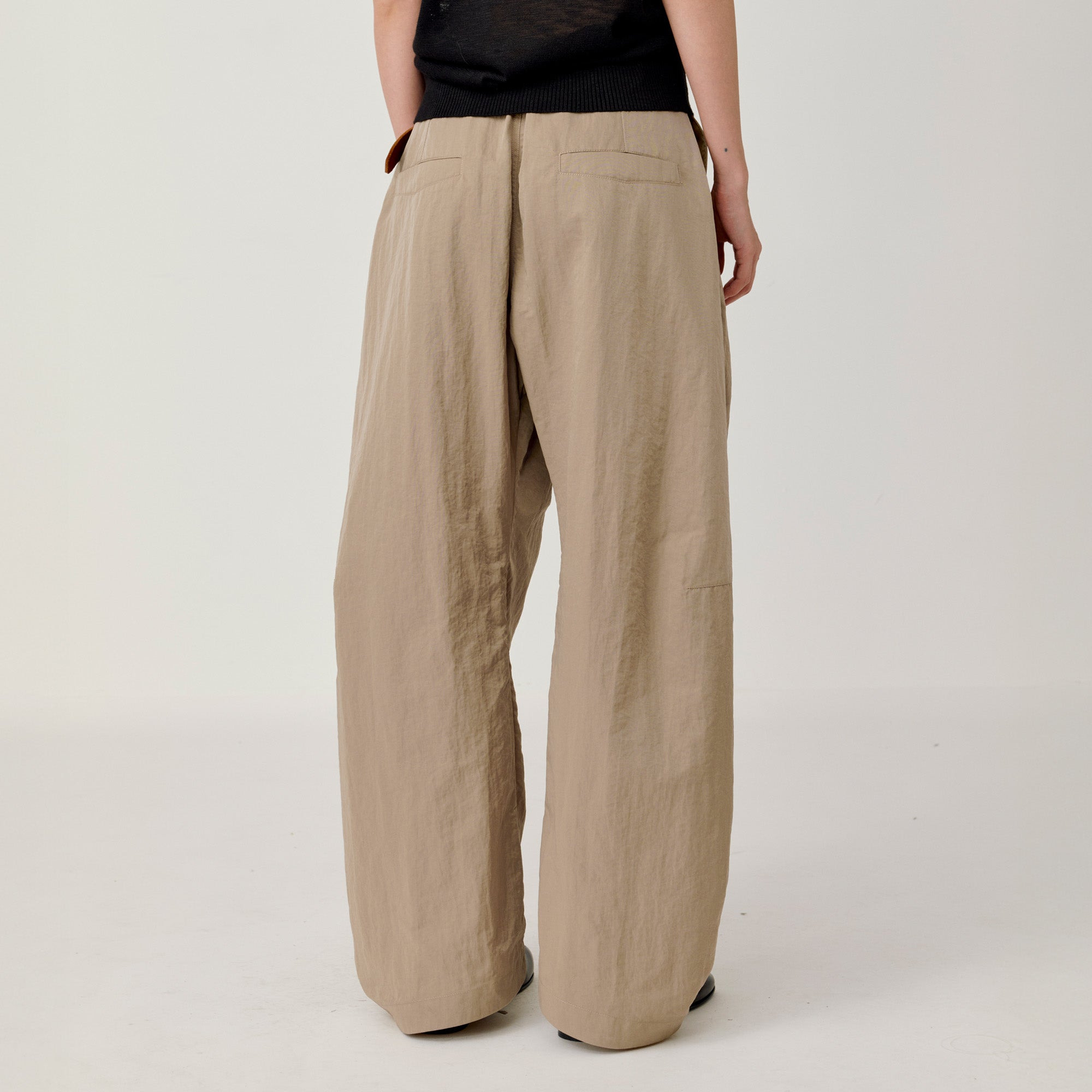 OPICLOTH Pleat Belted Curve Trousers
