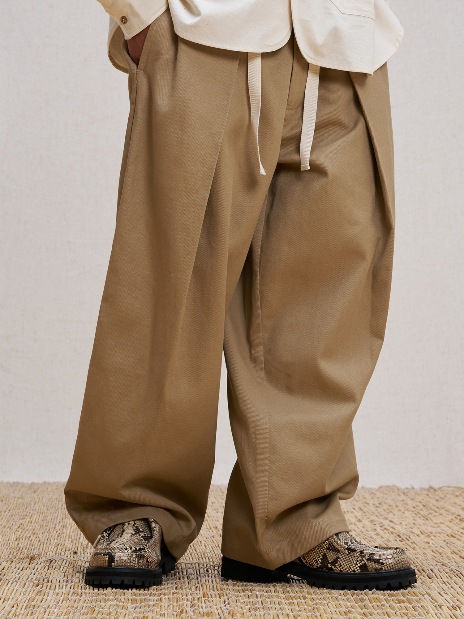 UNLIMITED MOTE Pleated Herringbone Wide-Leg Trousers