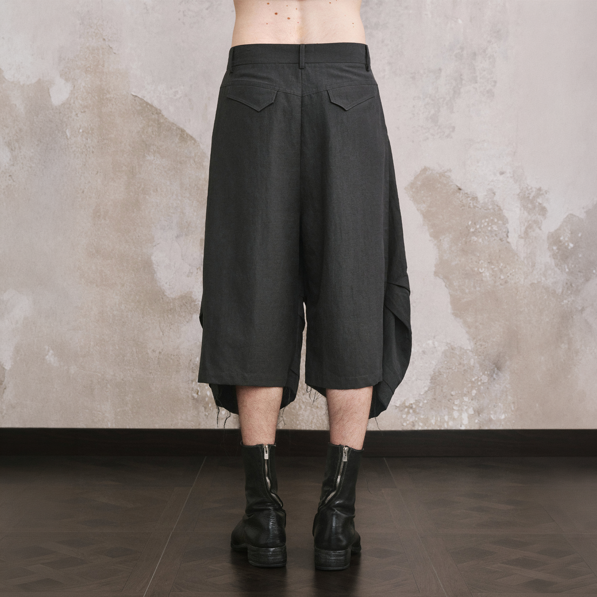 ILNya Nieternite Nifutur Pleated Raw Edge Curved Shorts