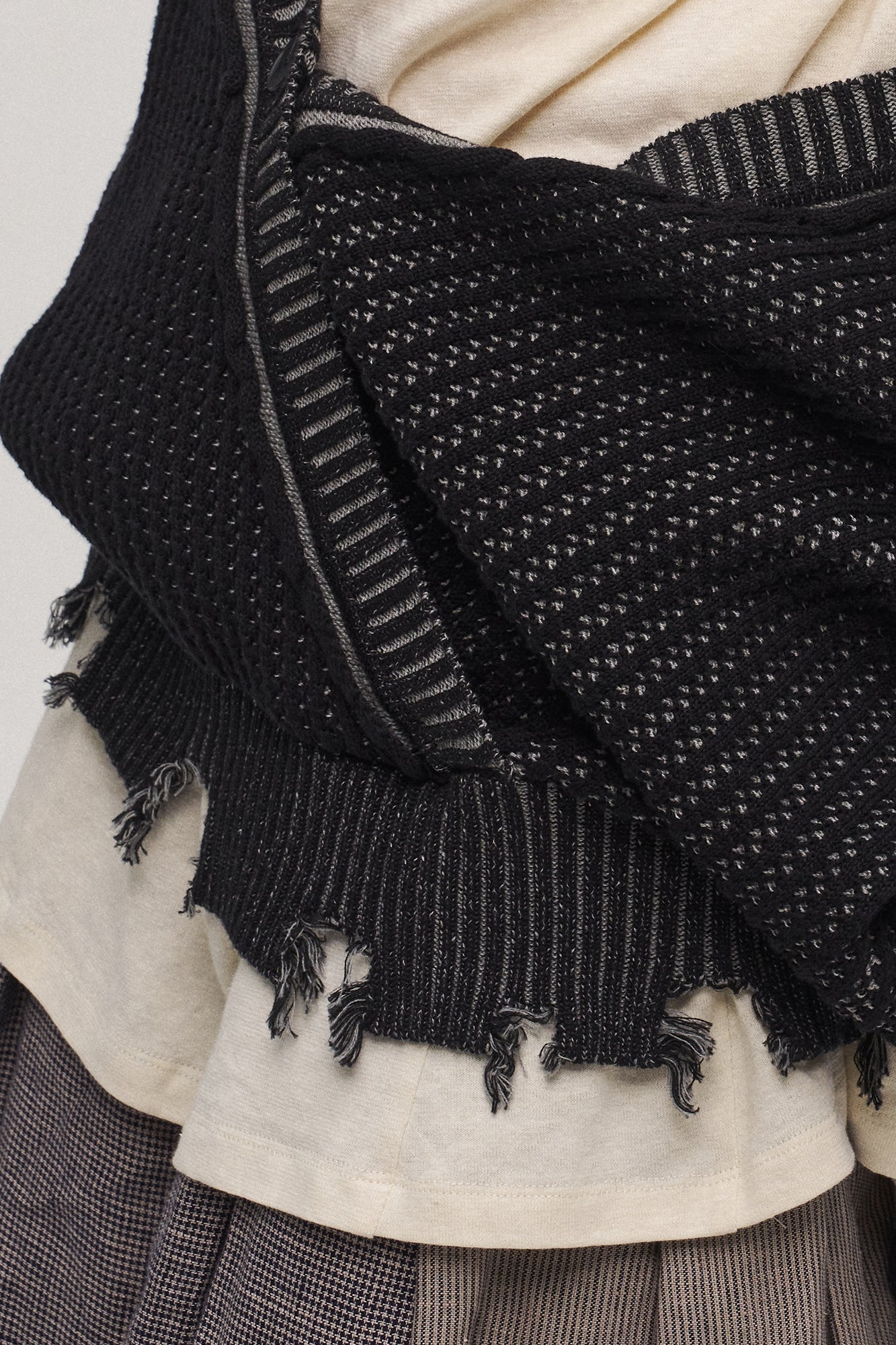 ILNya Nieternite Nifutur Frayed Edge Ribbed V-Neck Cardigan