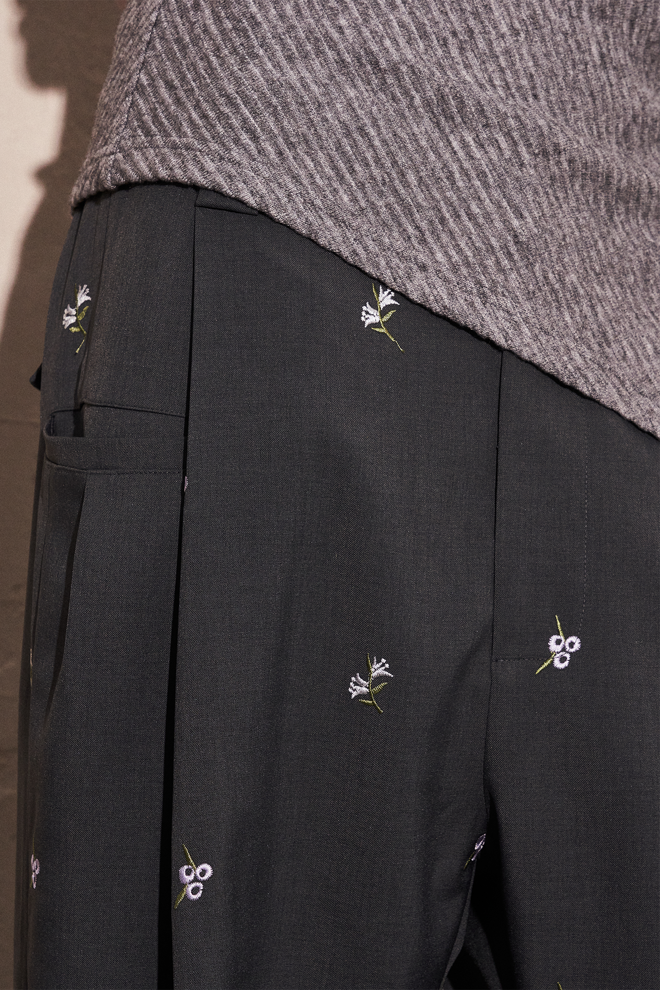 SAME FLOW Floral Embroidery Pleated Wide-Leg Trousers