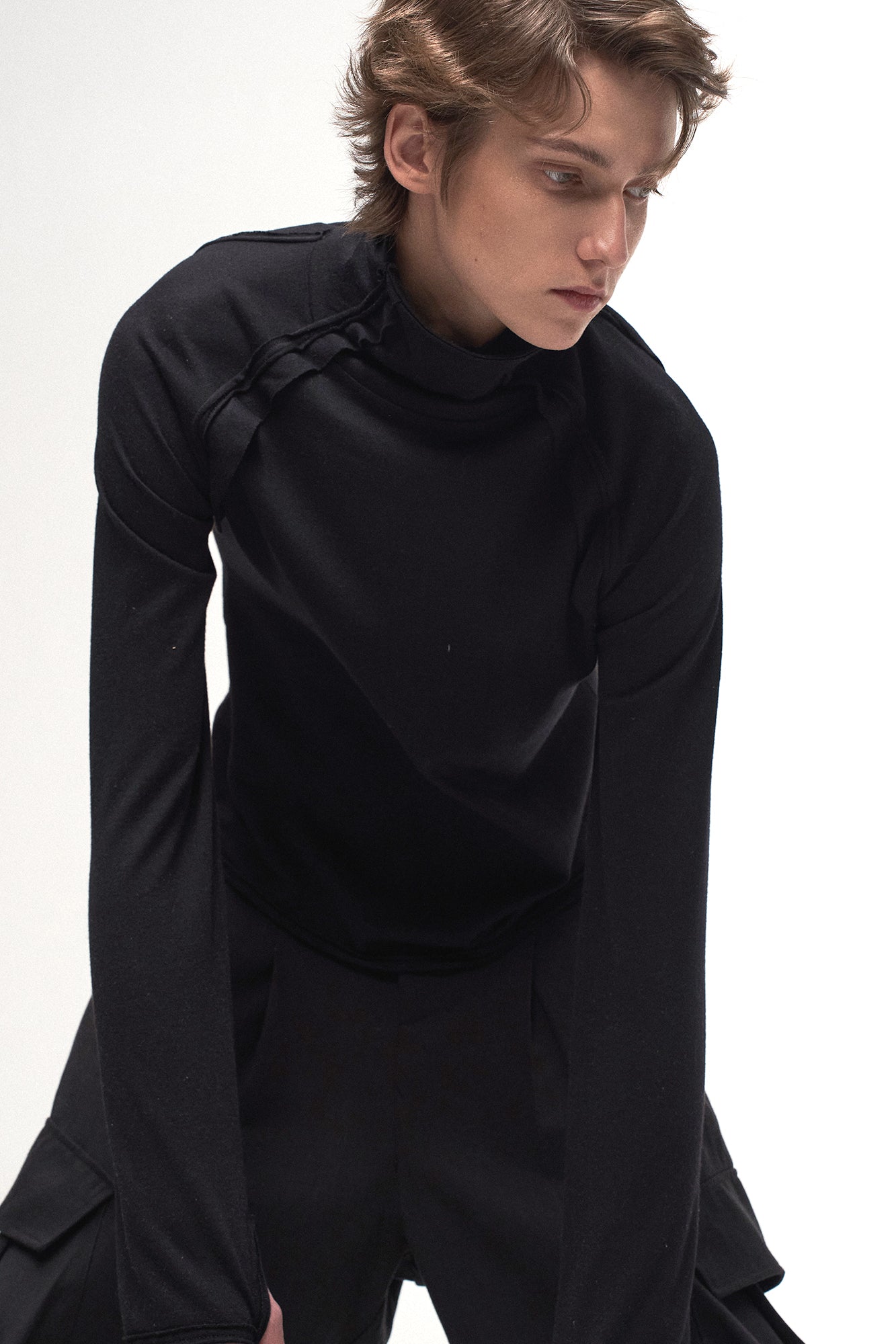 ILNya Nieternite Nifutur Ruffle Tape Shoulder Long Sleeve Tee