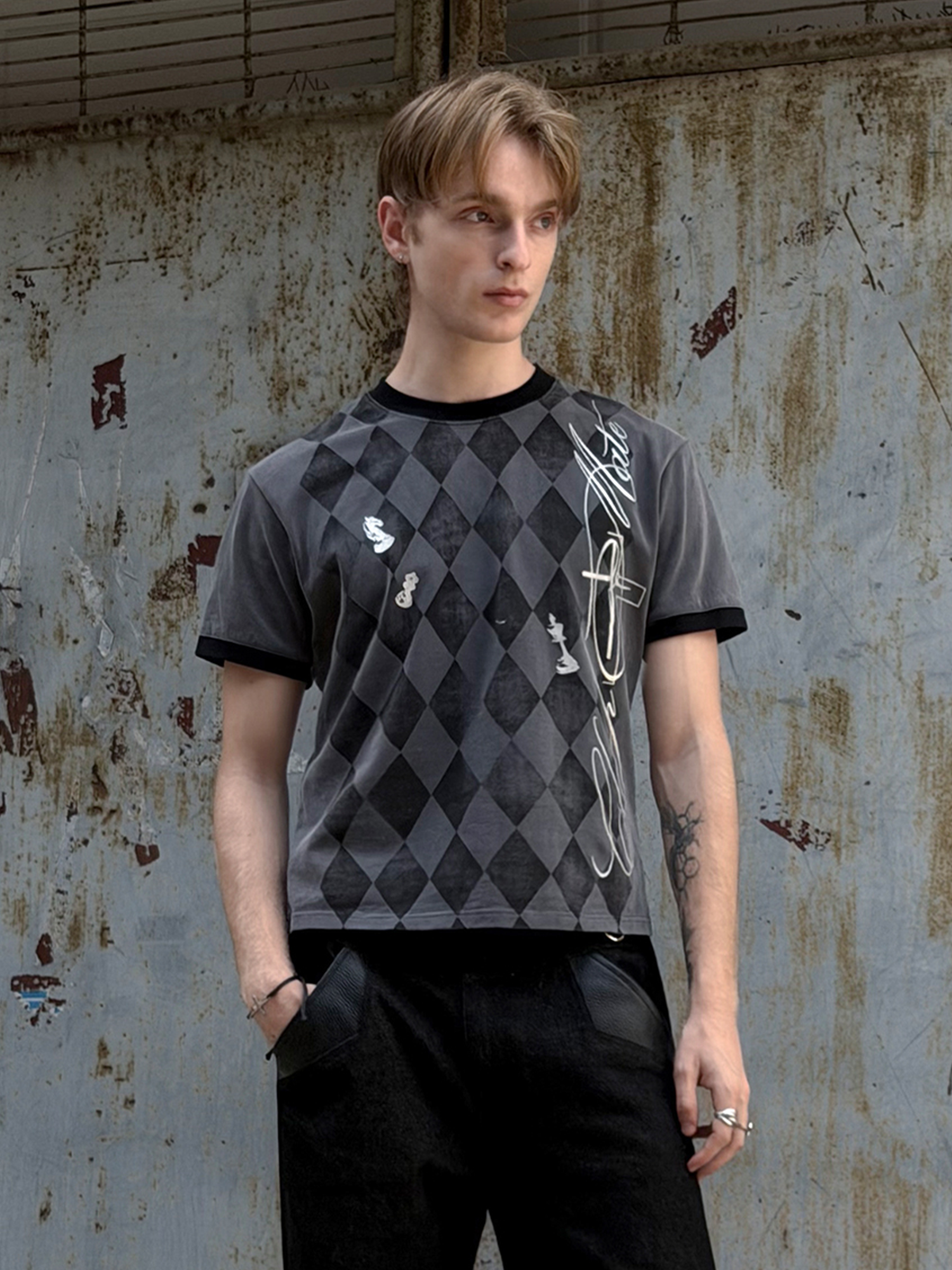ESAIAS Washed Argyle Graphic T-Shirt
