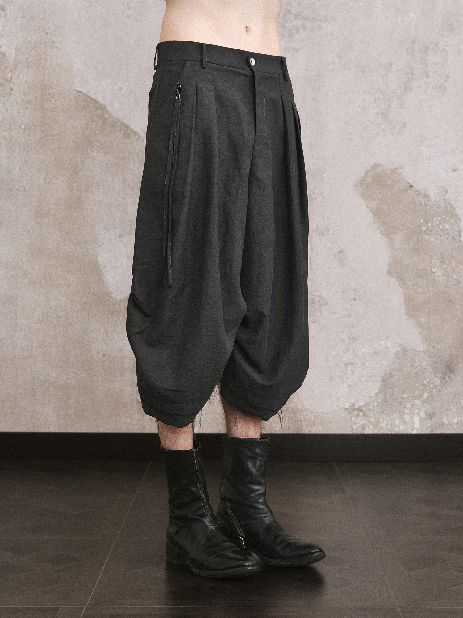 ILNya Nieternite Nifutur Pleated Raw Edge Curved Shorts