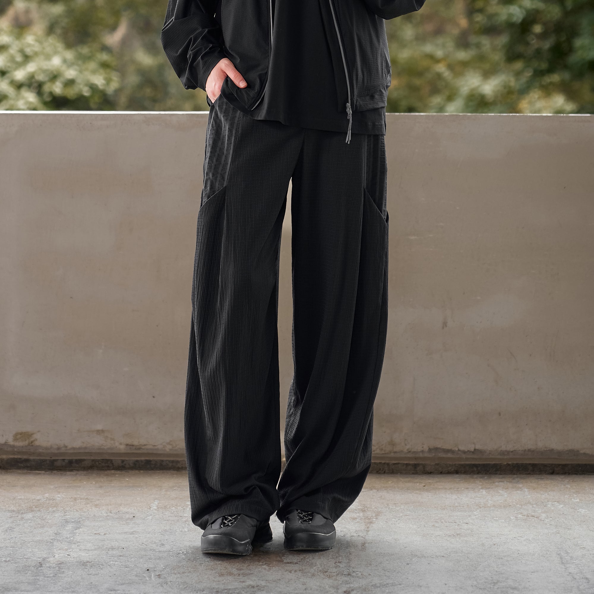 MOITIEDEPETALE Seersucker Curved Pleated Trousers