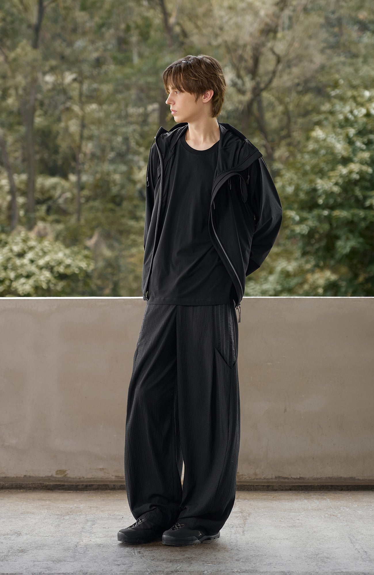 MOITIEDEPETALE Seersucker Curved Pleated Trousers