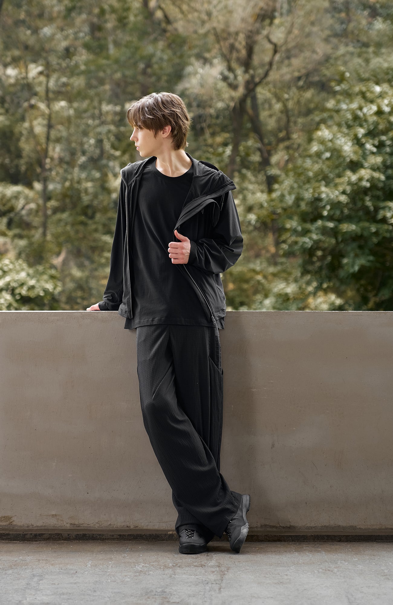 MOITIEDEPETALE Seersucker Curved Pleated Trousers
