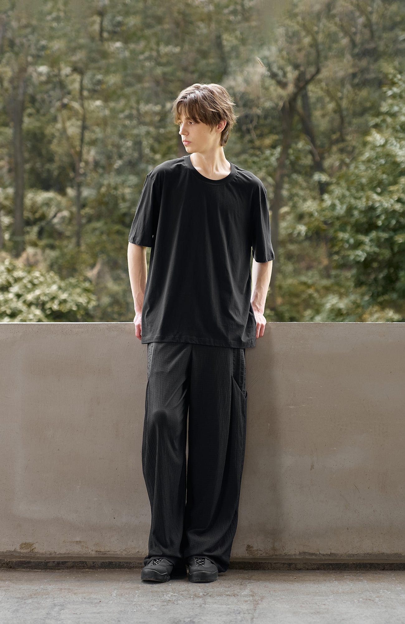 MOITIEDEPETALE Seersucker Curved Pleated Trousers
