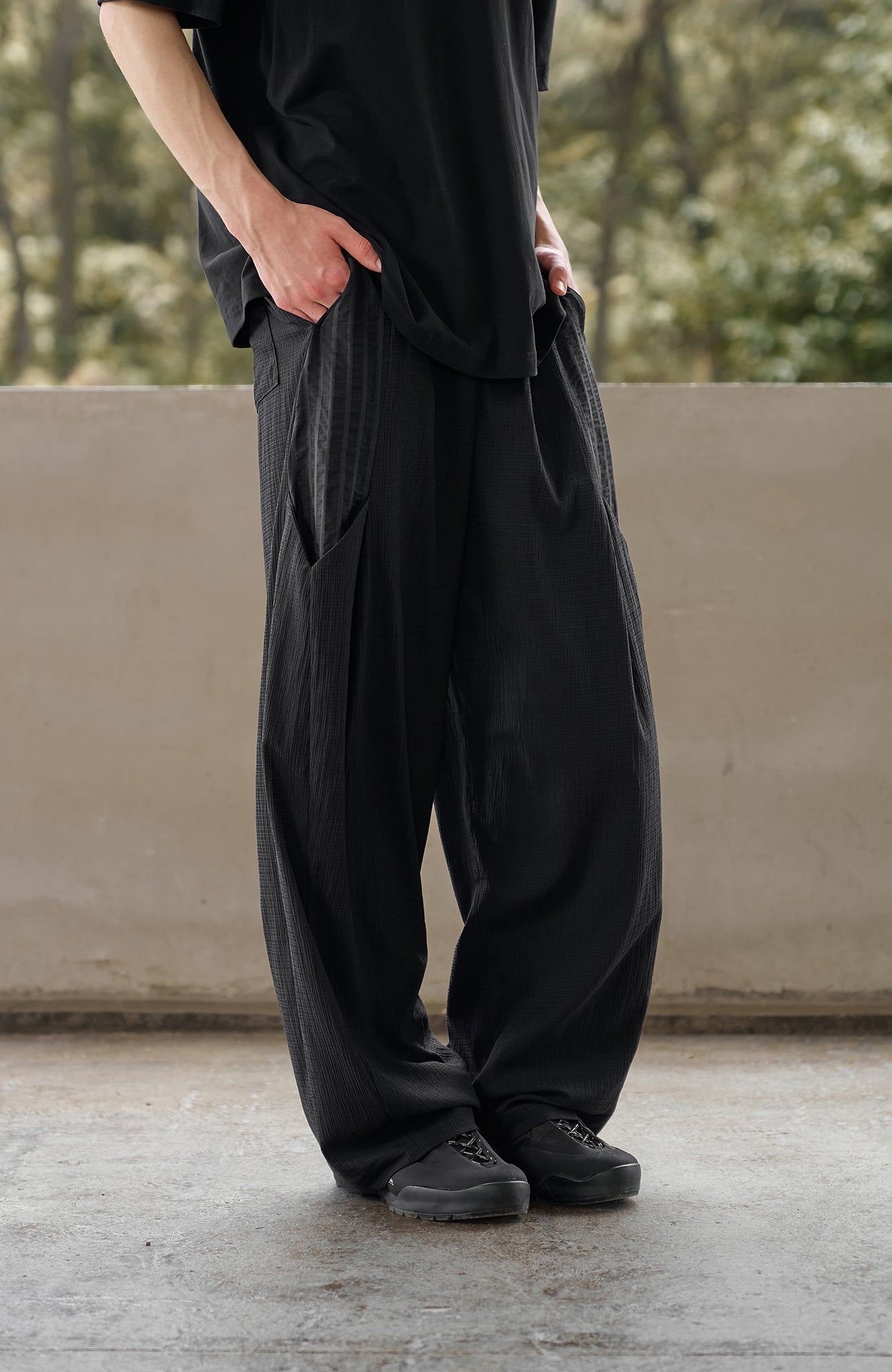 MOITIEDEPETALE Seersucker Curved Pleated Trousers