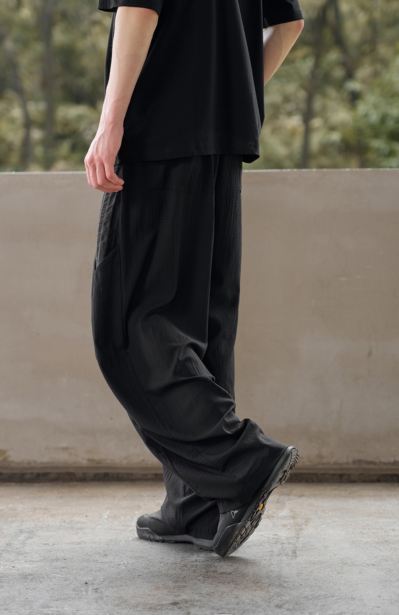 MOITIEDEPETALE Seersucker Curved Pleated Trousers