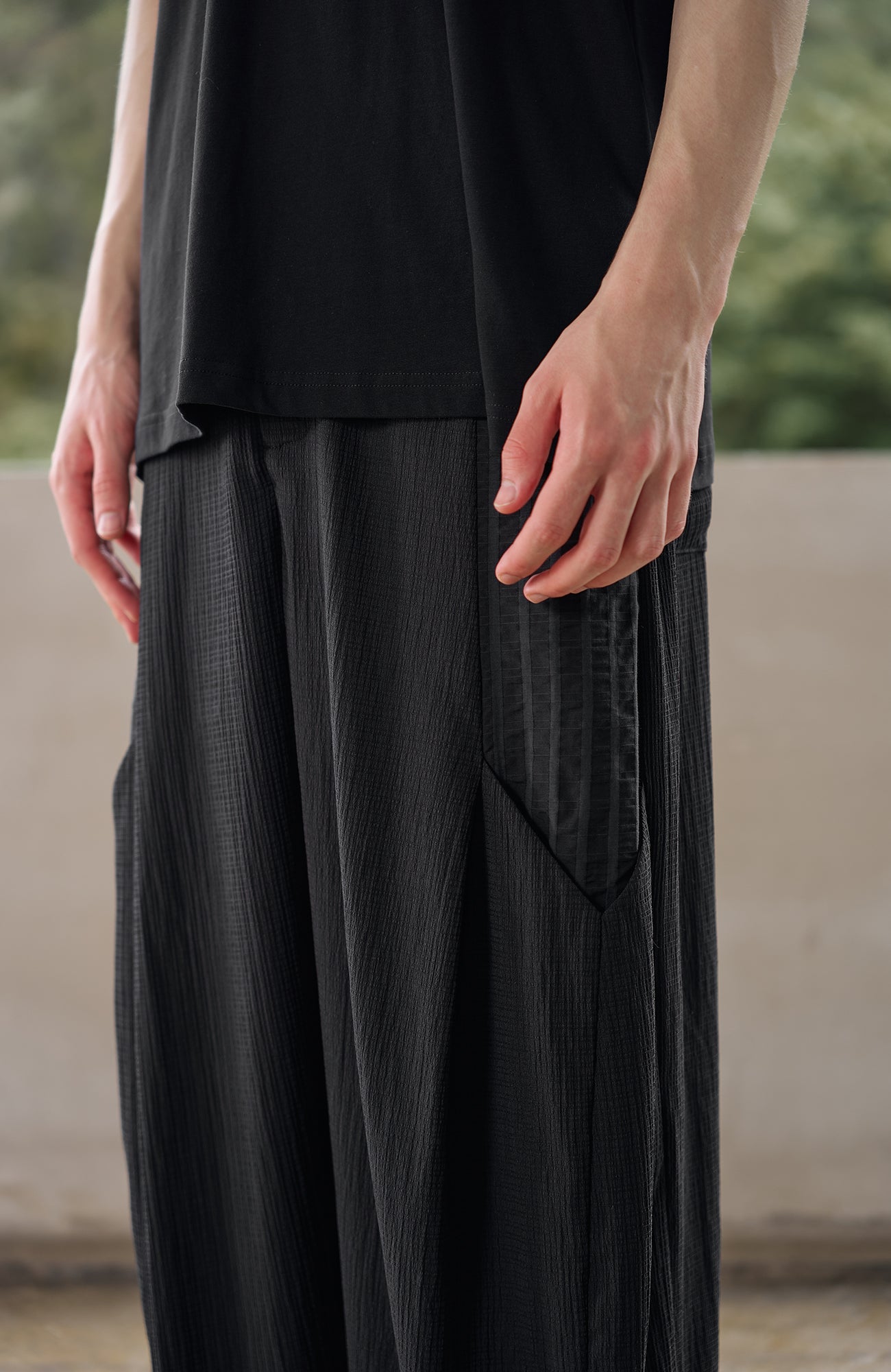 MOITIEDEPETALE Seersucker Curved Pleated Trousers