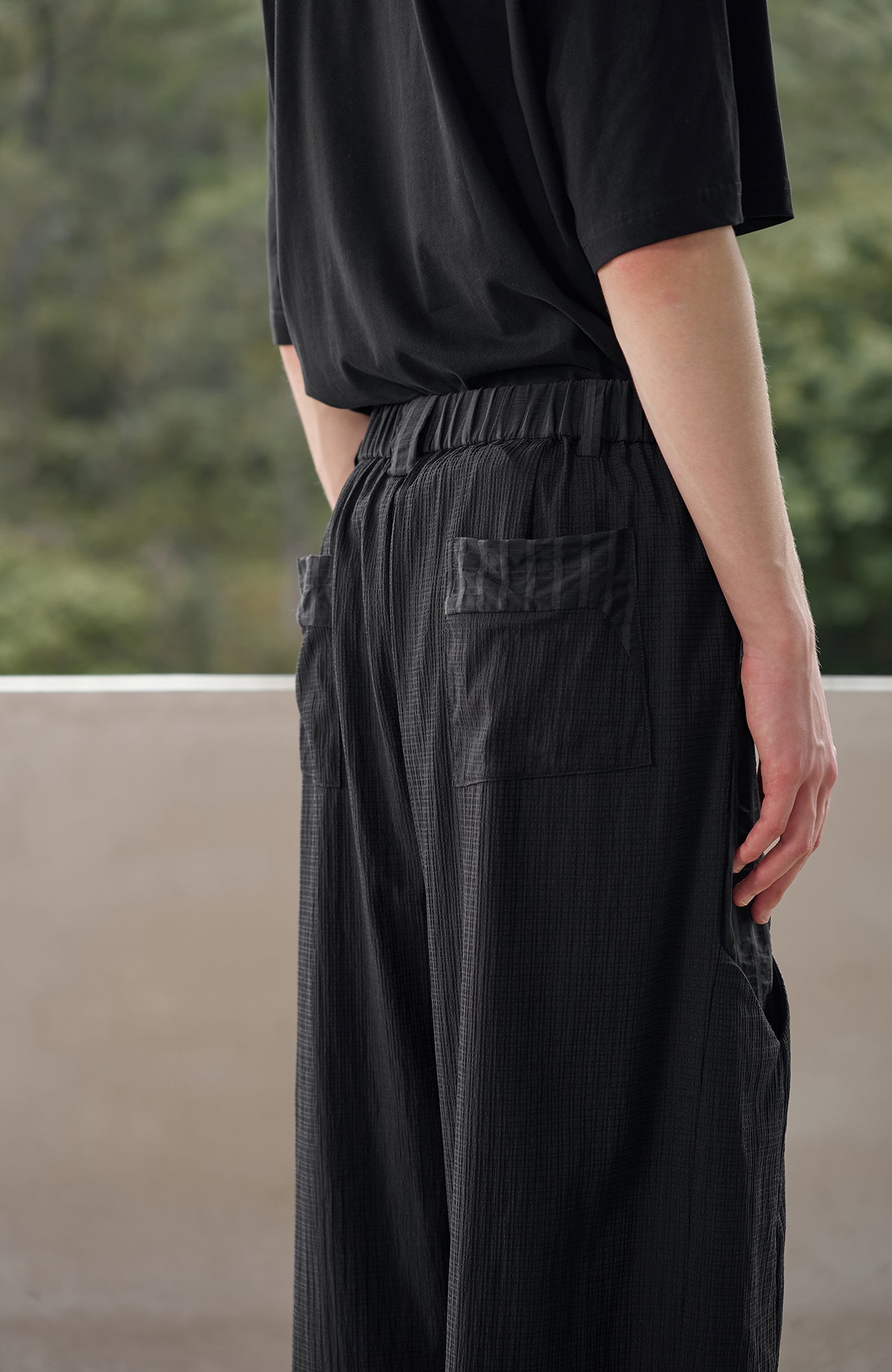 MOITIEDEPETALE Seersucker Curved Pleated Trousers