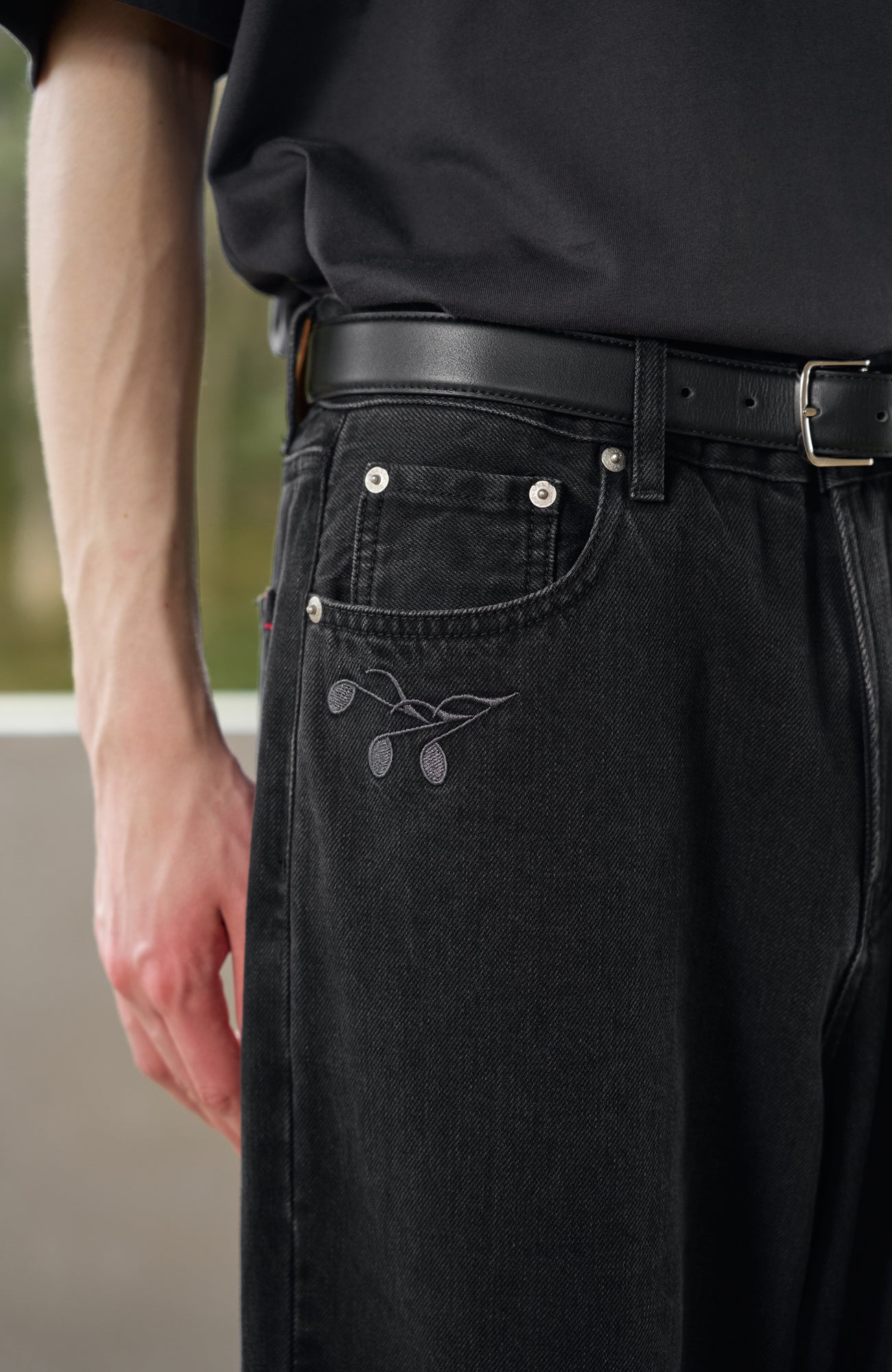 MOITIEDEPETALE Music Note Embroidered Straight-Leg Jeans