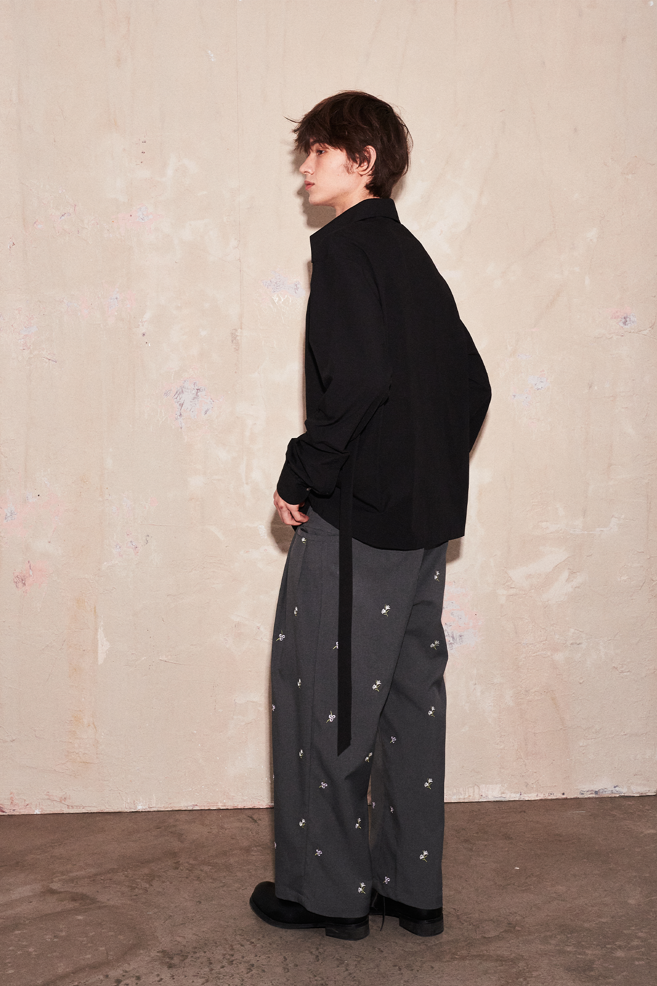 SAME FLOW Floral Embroidery Pleated Wide-Leg Trousers