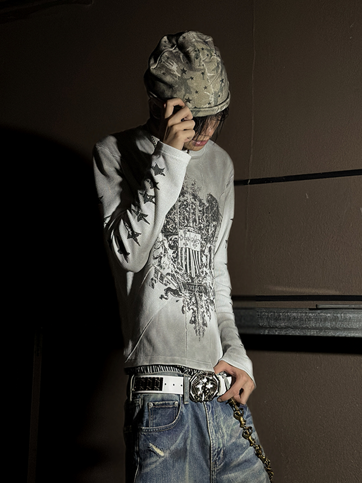 SAXGENWON Washed Graphic Frayed Long-Sleeve Tee