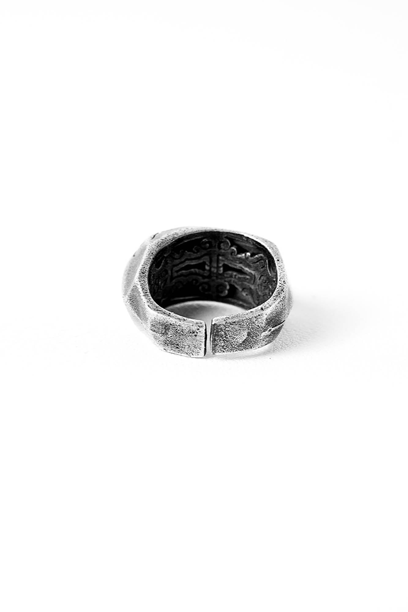 FLYERRER Cracked Sigil Ring