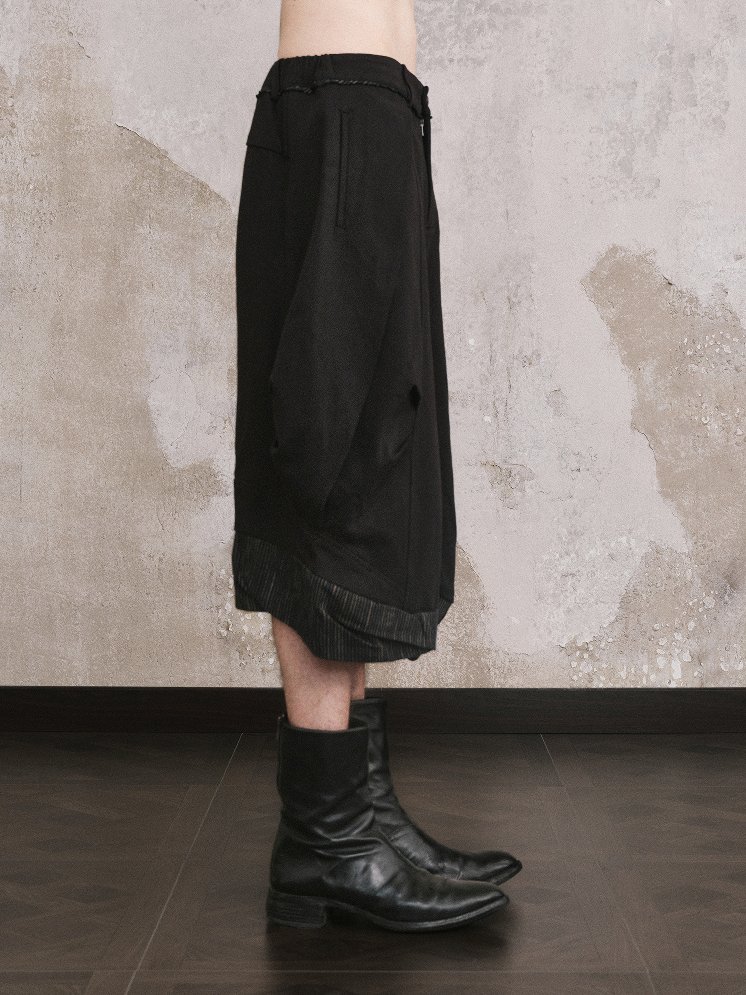 ILNya Nieternite Nifutur Crinkled Curved Cropped Pants Black