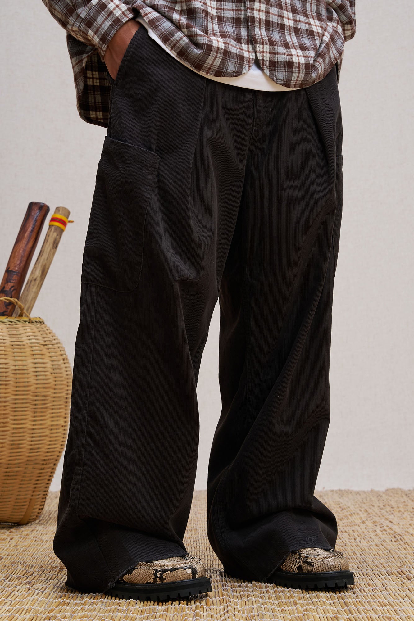 UNLIMITED MOTE Corduroy Pleated Baggy Pants