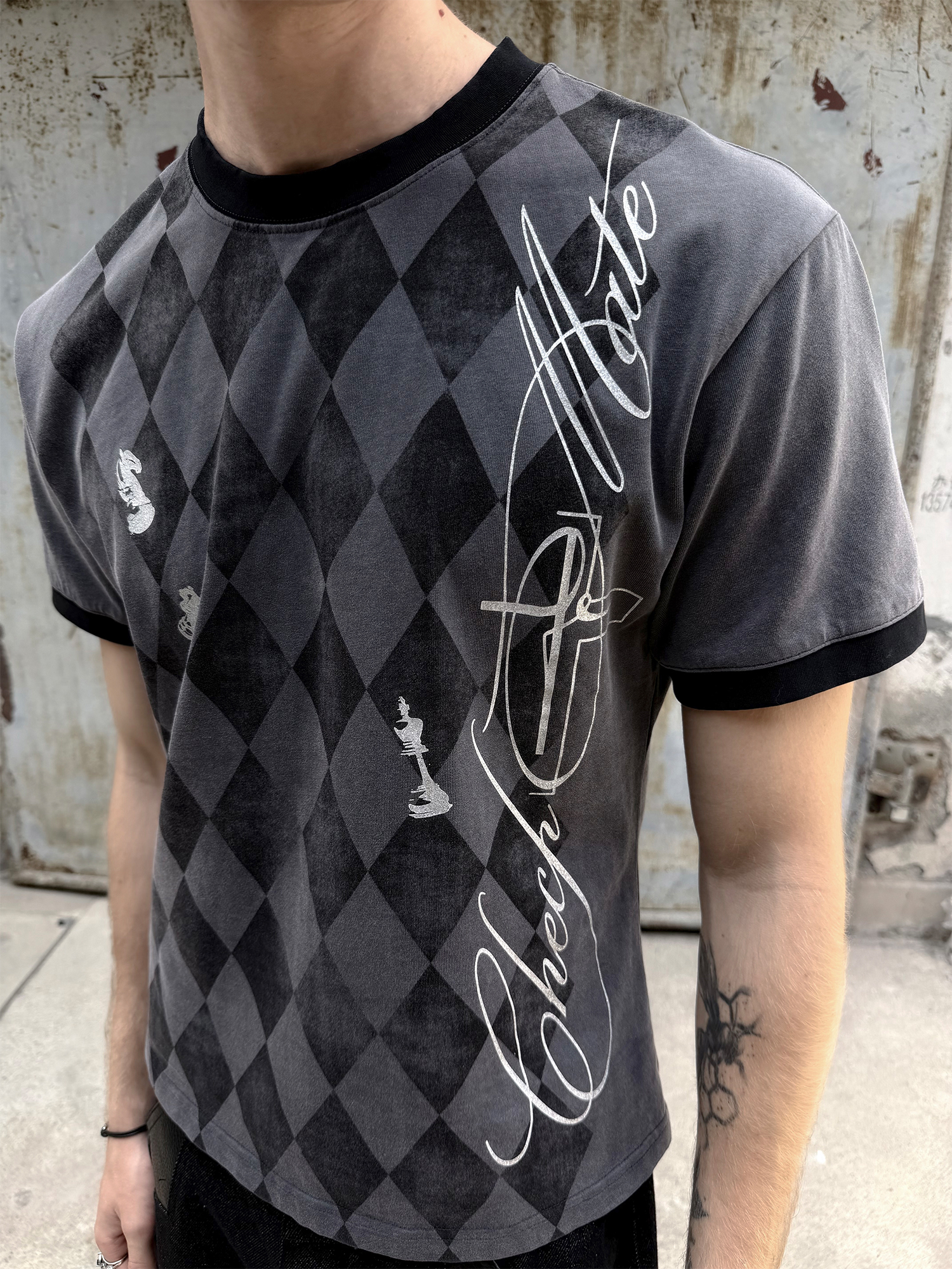 ESAIAS Washed Argyle Graphic T-Shirt