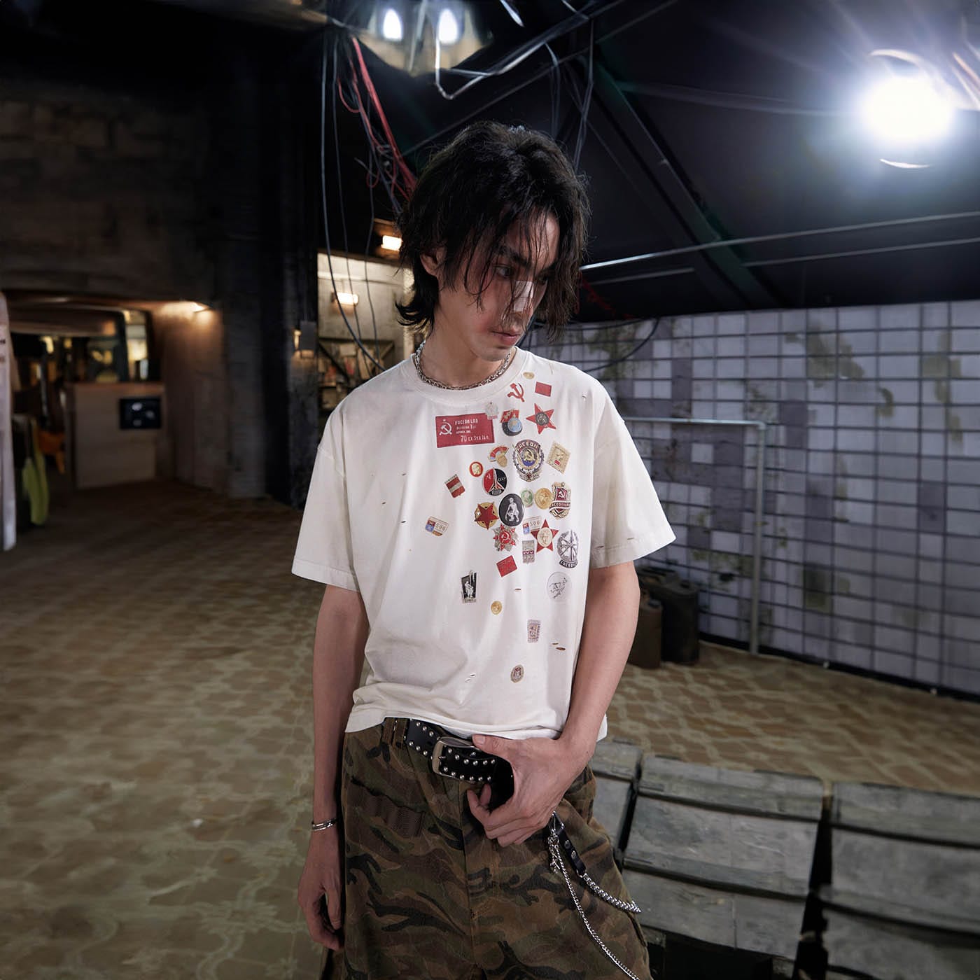 FACEONLAB Distressed LOGO Medal T-shirt White