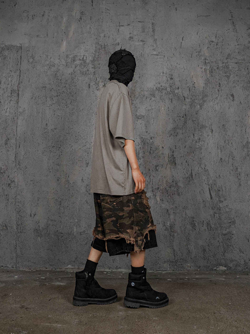 UNDERWATER Double-Layered Ripped Black Shorts Camo