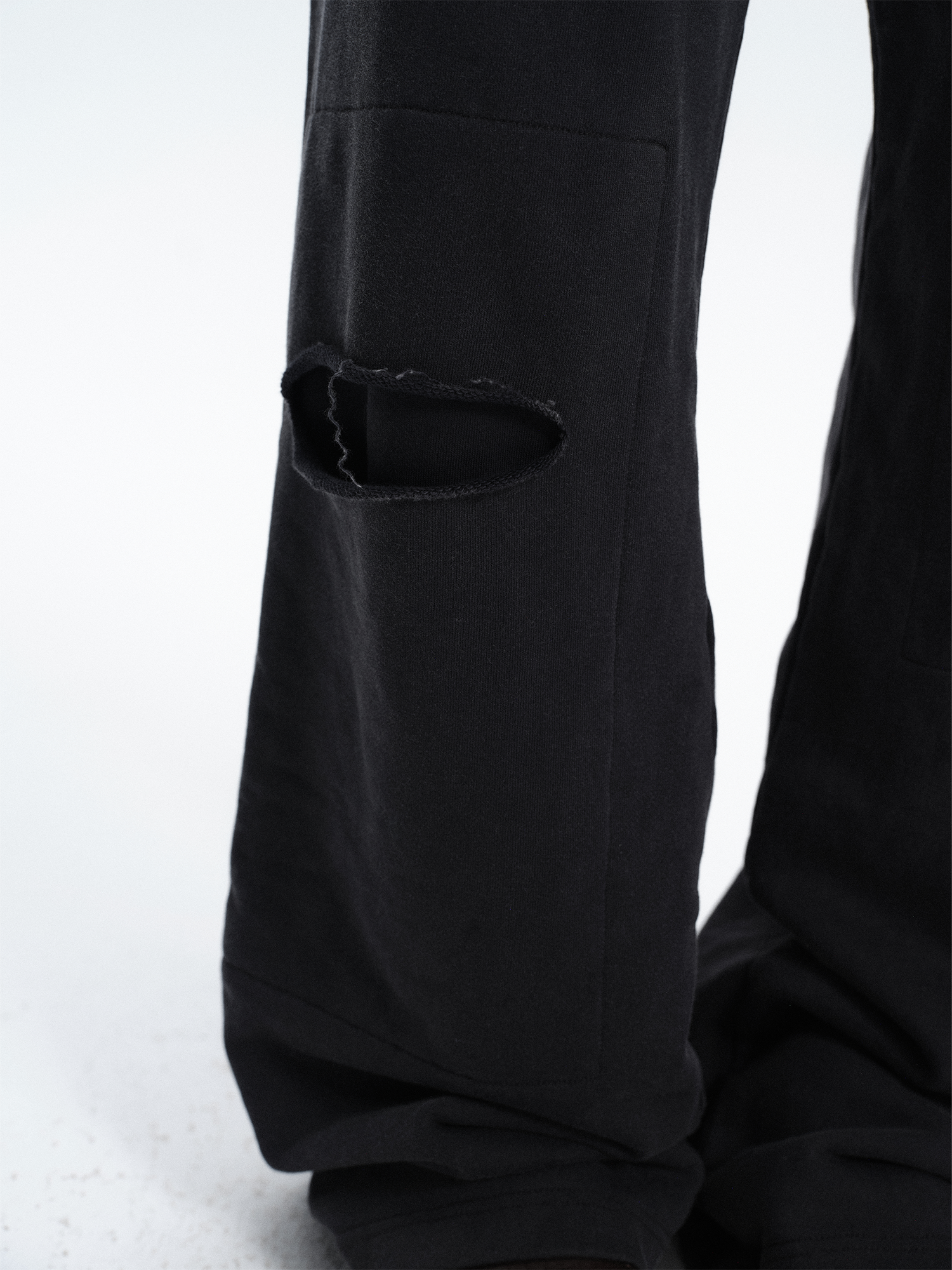 RICHILL Ring Detail Coin Button Distressed Pants