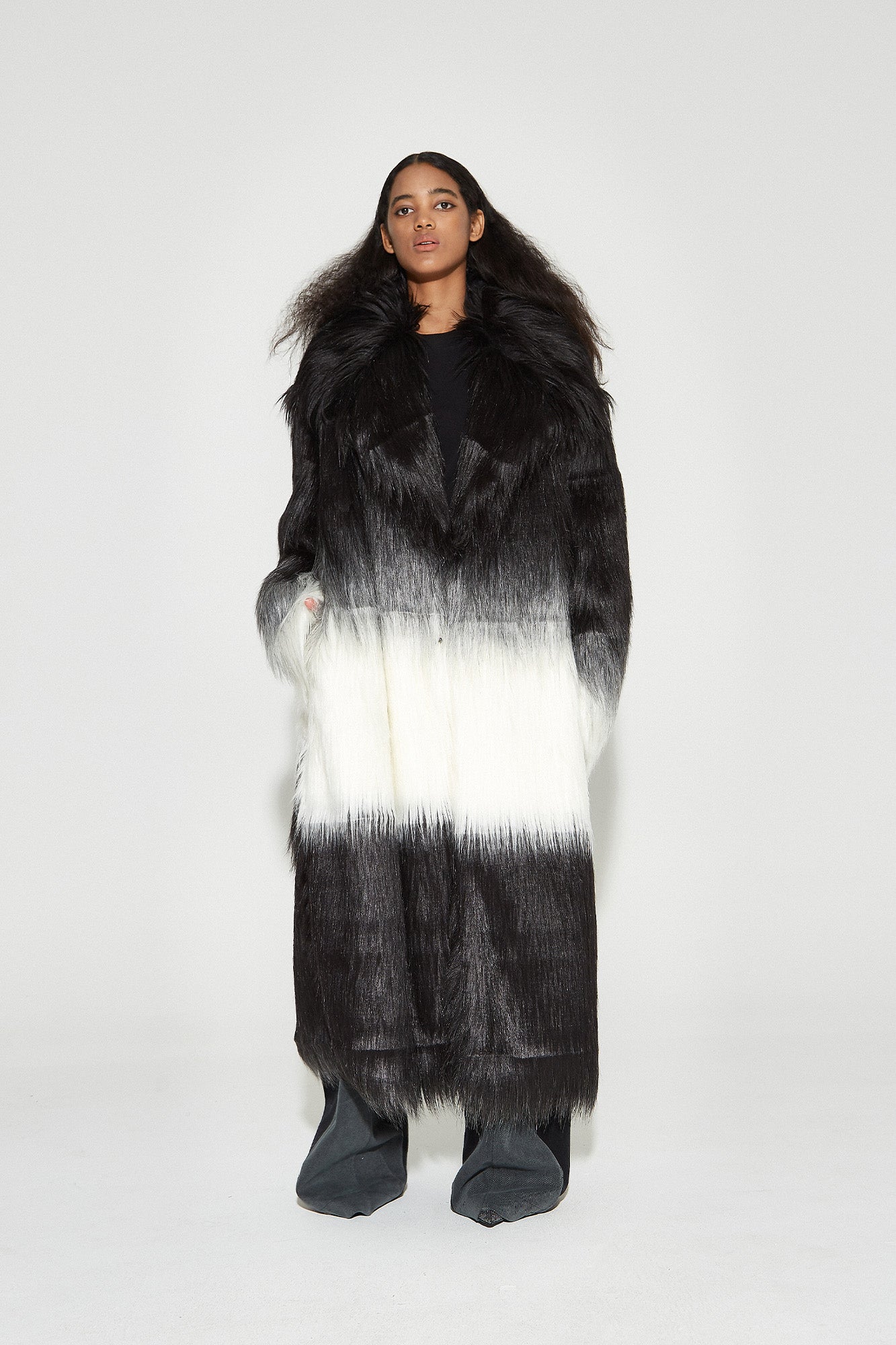 VANN VALRENCE Gradient Mane Faux Fur Maxi Coat