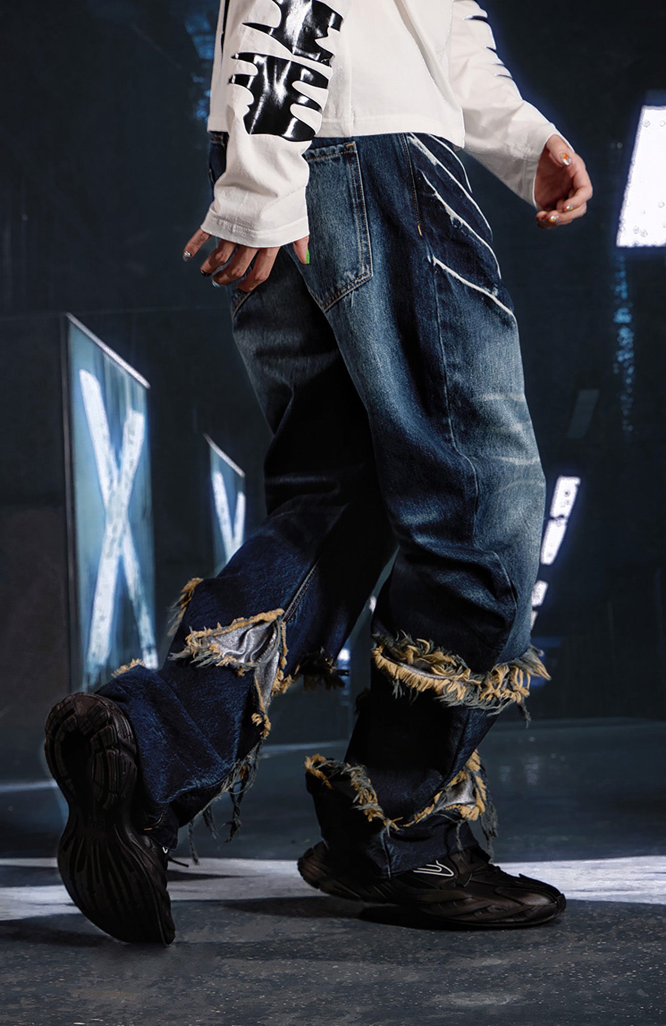 SEXXDEVIL Distressed Claw-Scratch Spliced Washed Curved Jeans