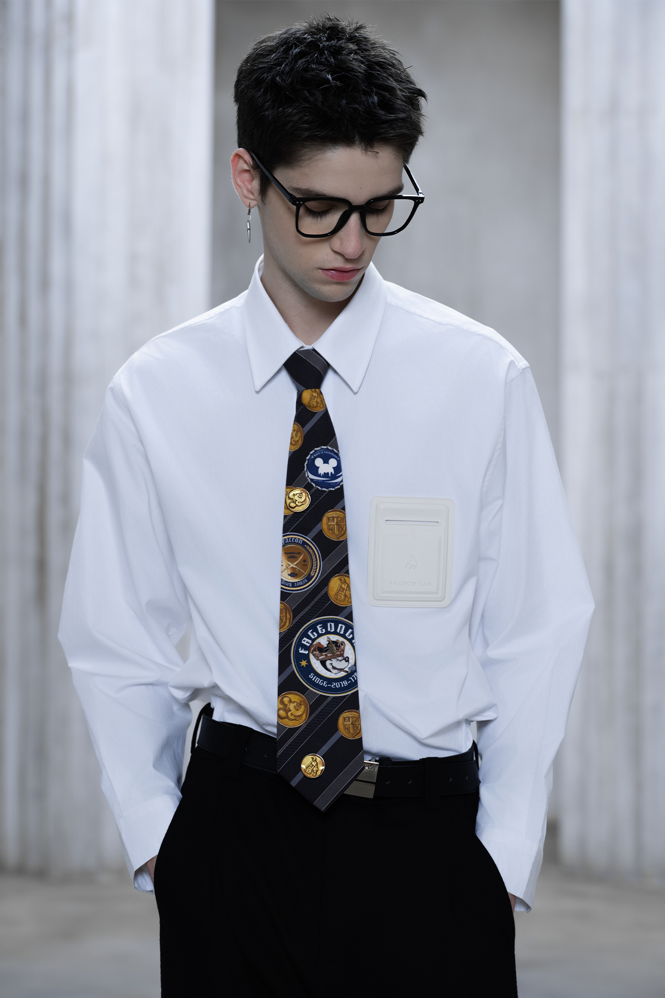 FACEONLAB Golden Emblem Stripe Zip Tie Black