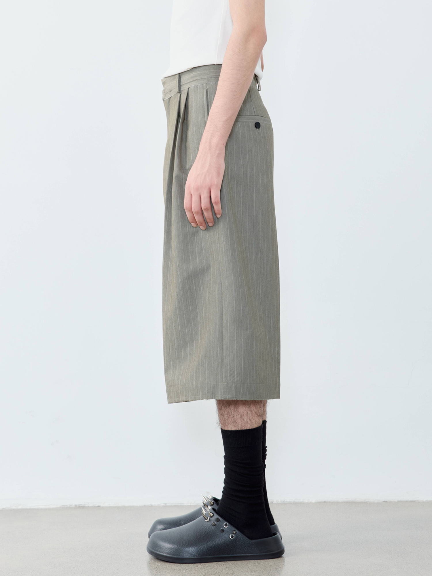 GRAINMUSTARD Classic High-Waist Pinstripe Pleated Cropped Shorts