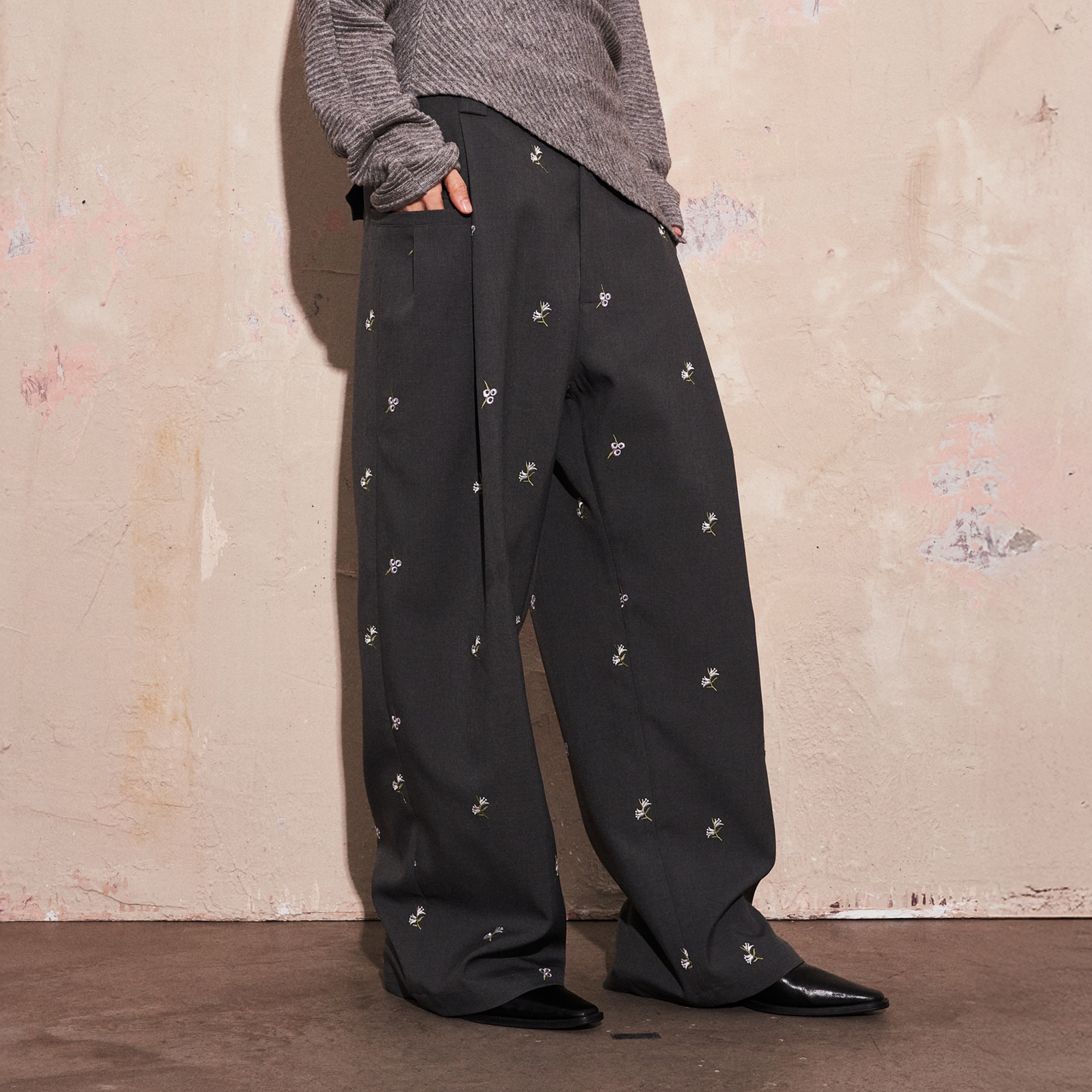 SAME FLOW Floral Embroidery Pleated Wide-Leg Trousers