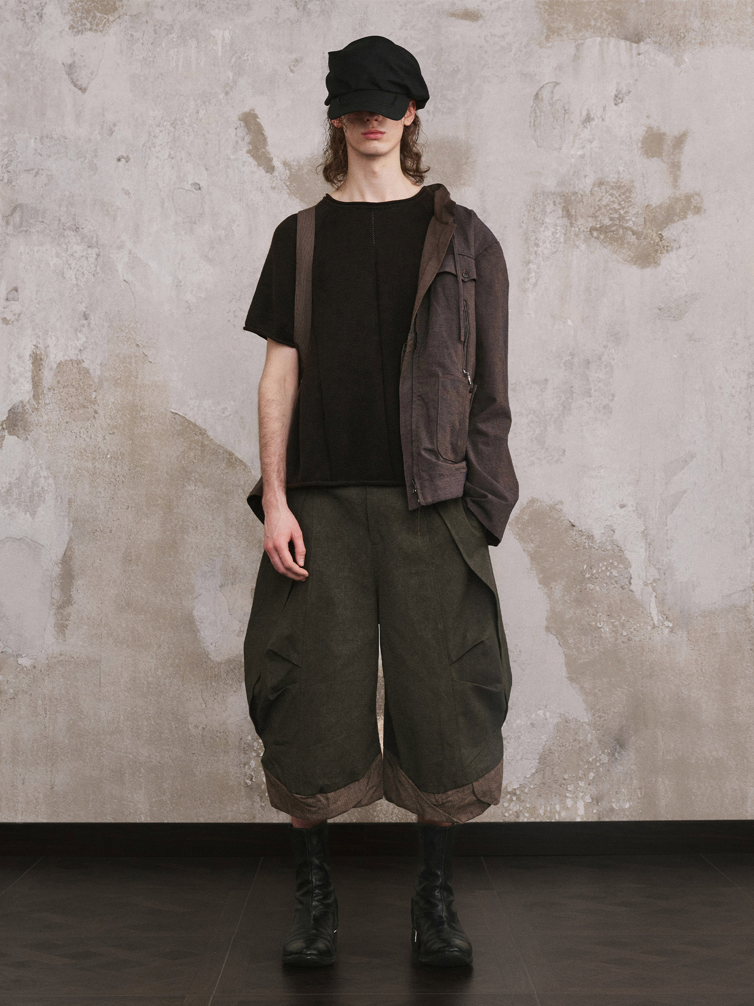 ILNya Nieternite Nifutur Crinkled Curved Cropped Pants Dark Green