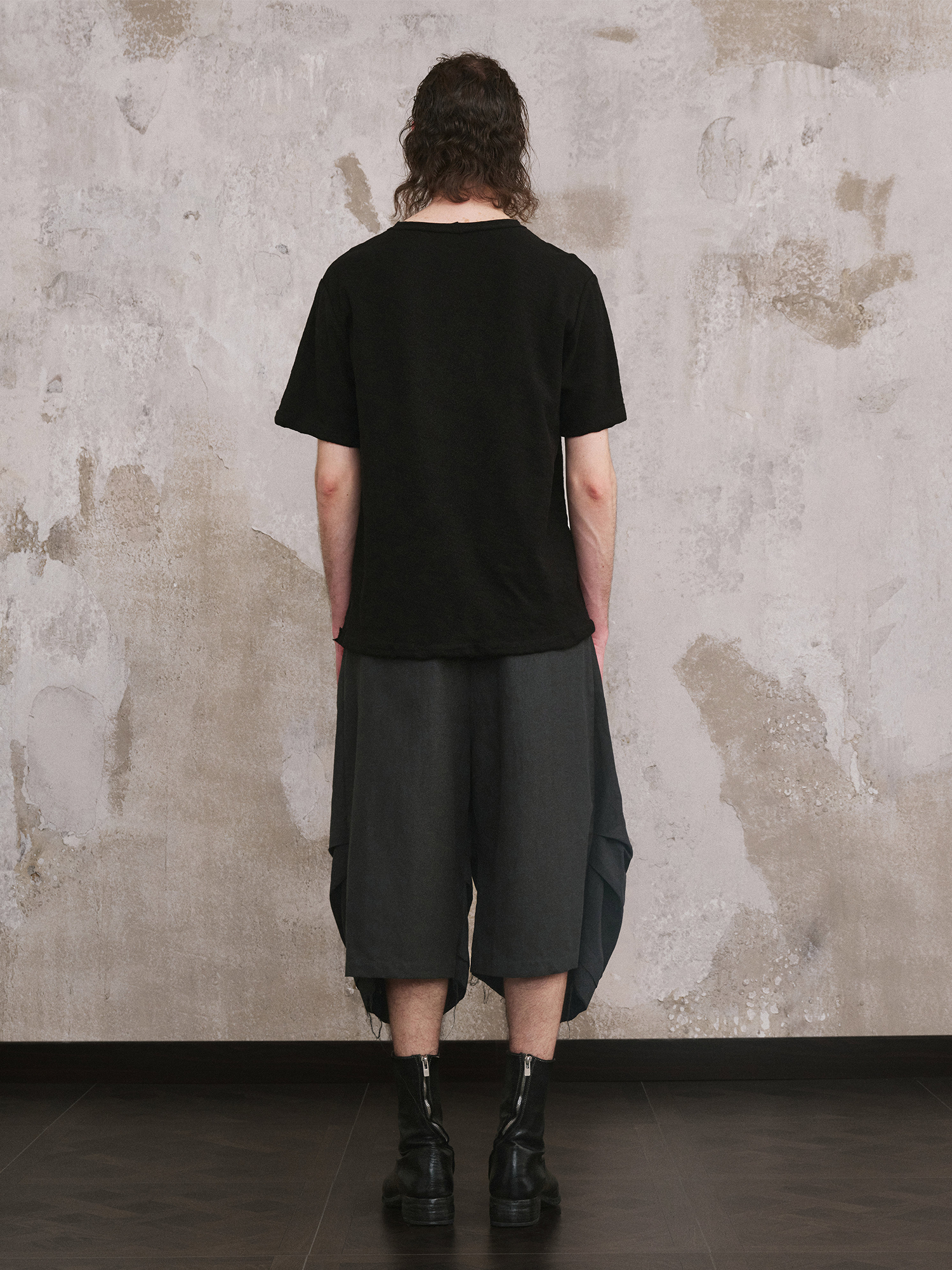 ILNya Nieternite Nifutur Pleated Raw Edge Curved Shorts