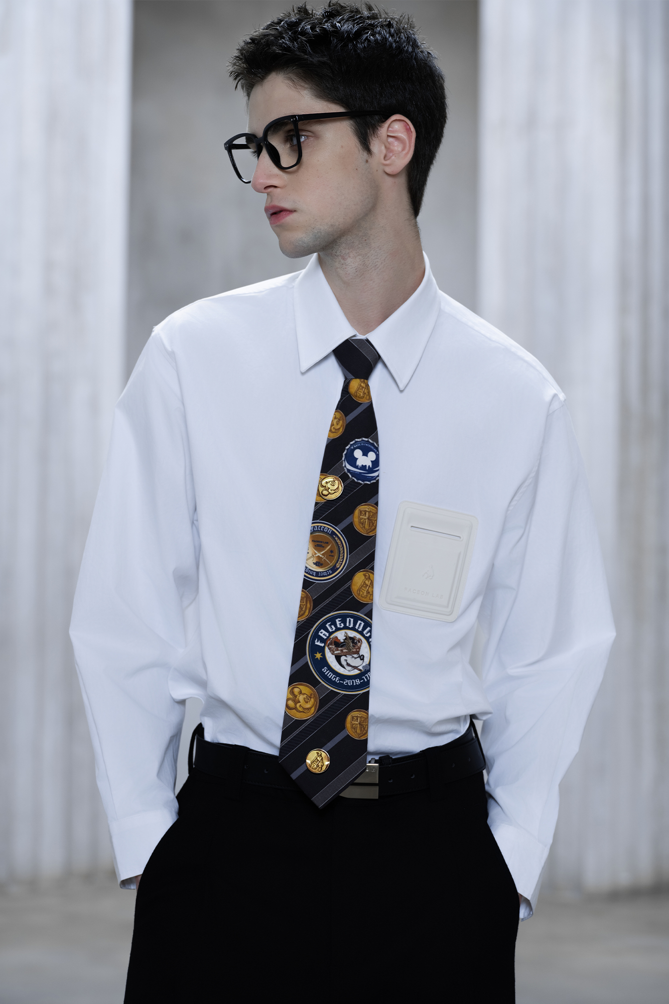 FACEONLAB Golden Emblem Stripe Zip Tie Black