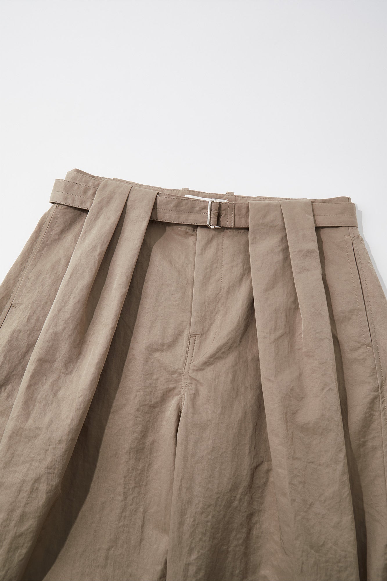 OPICLOTH Pleat Belted Curve Trousers