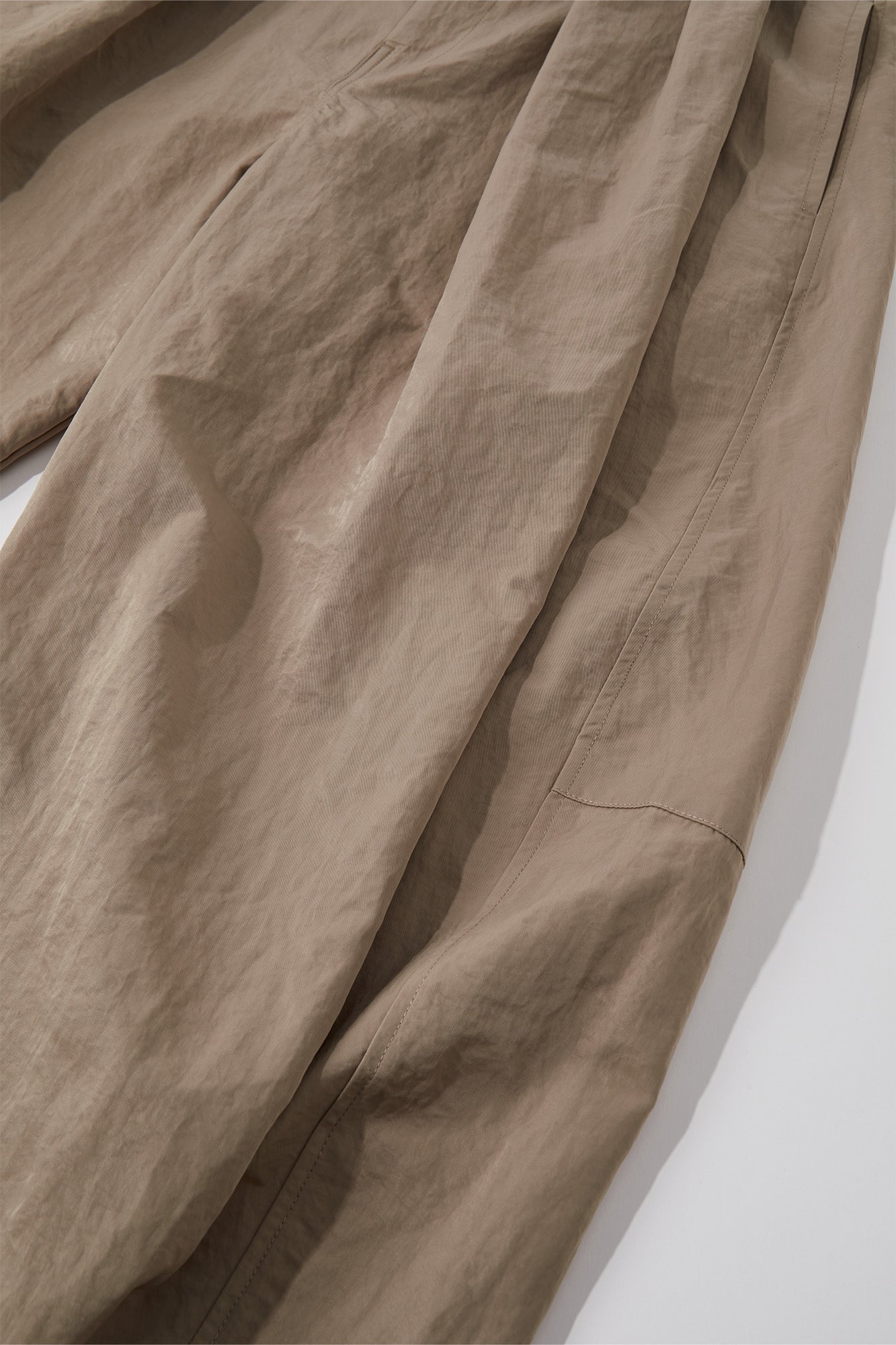 OPICLOTH Pleat Belted Curve Trousers