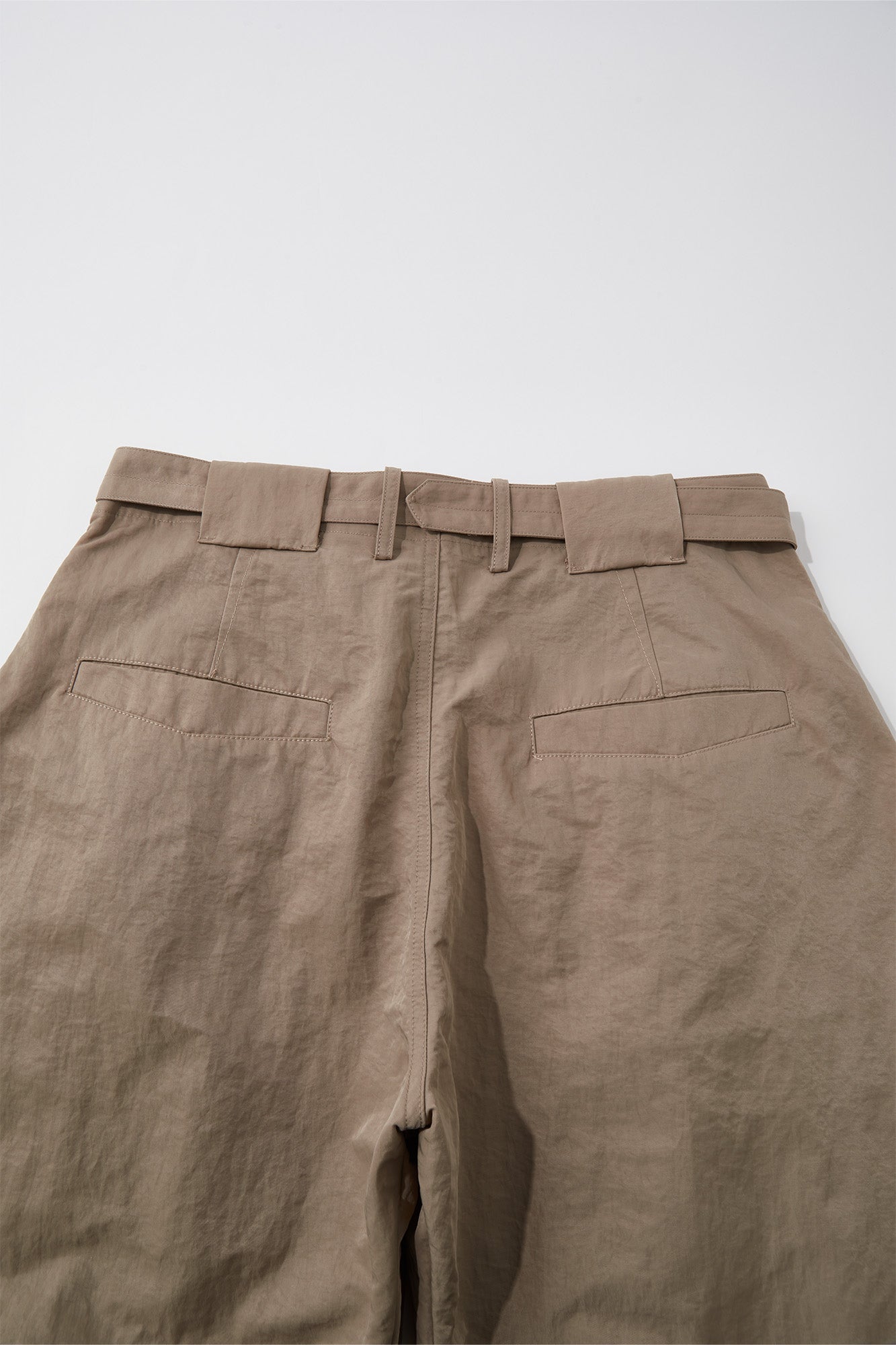 OPICLOTH Pleat Belted Curve Trousers