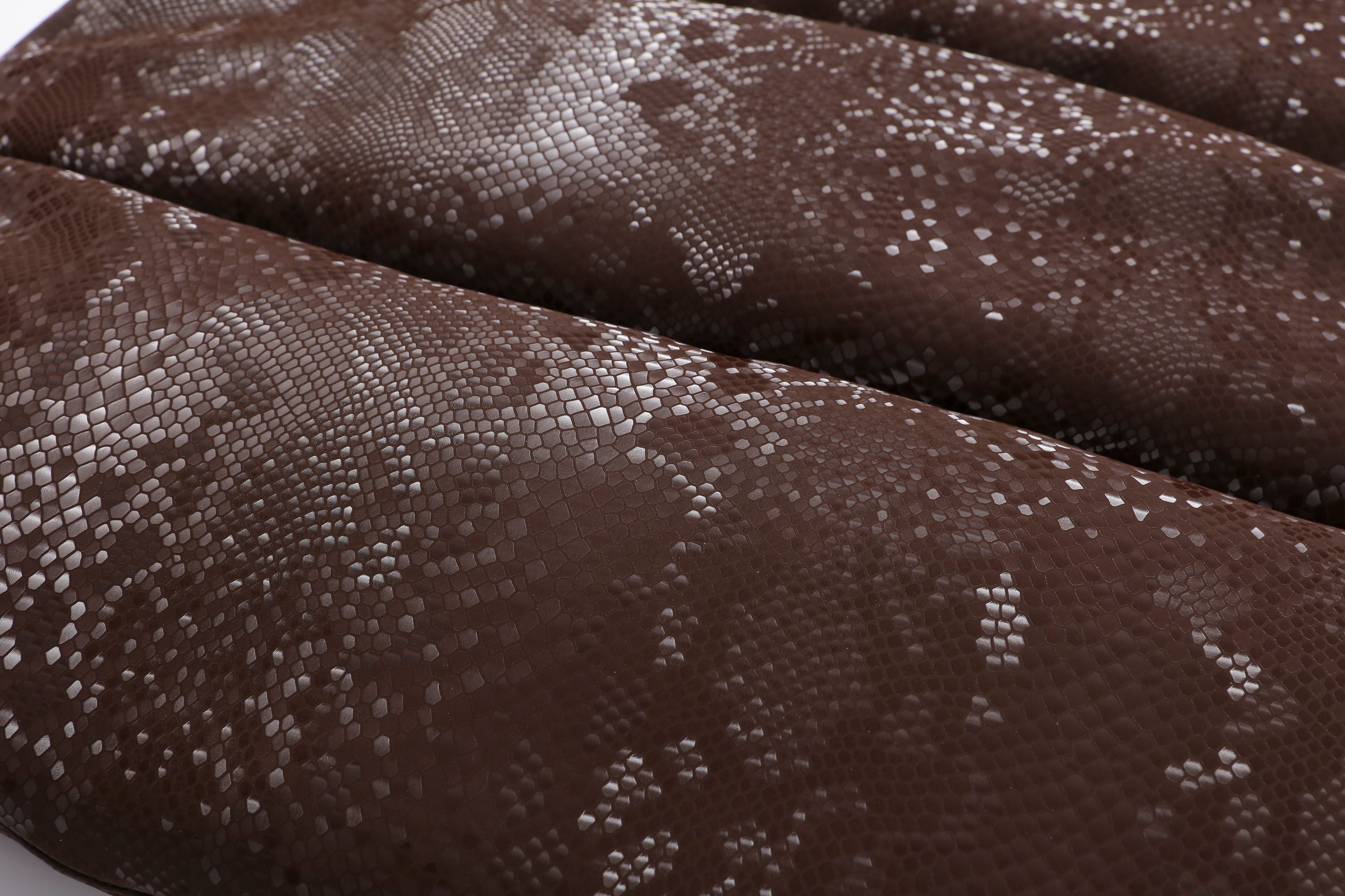 MAKEMORE Scale-Textured PU Embroidered Puffer Vest