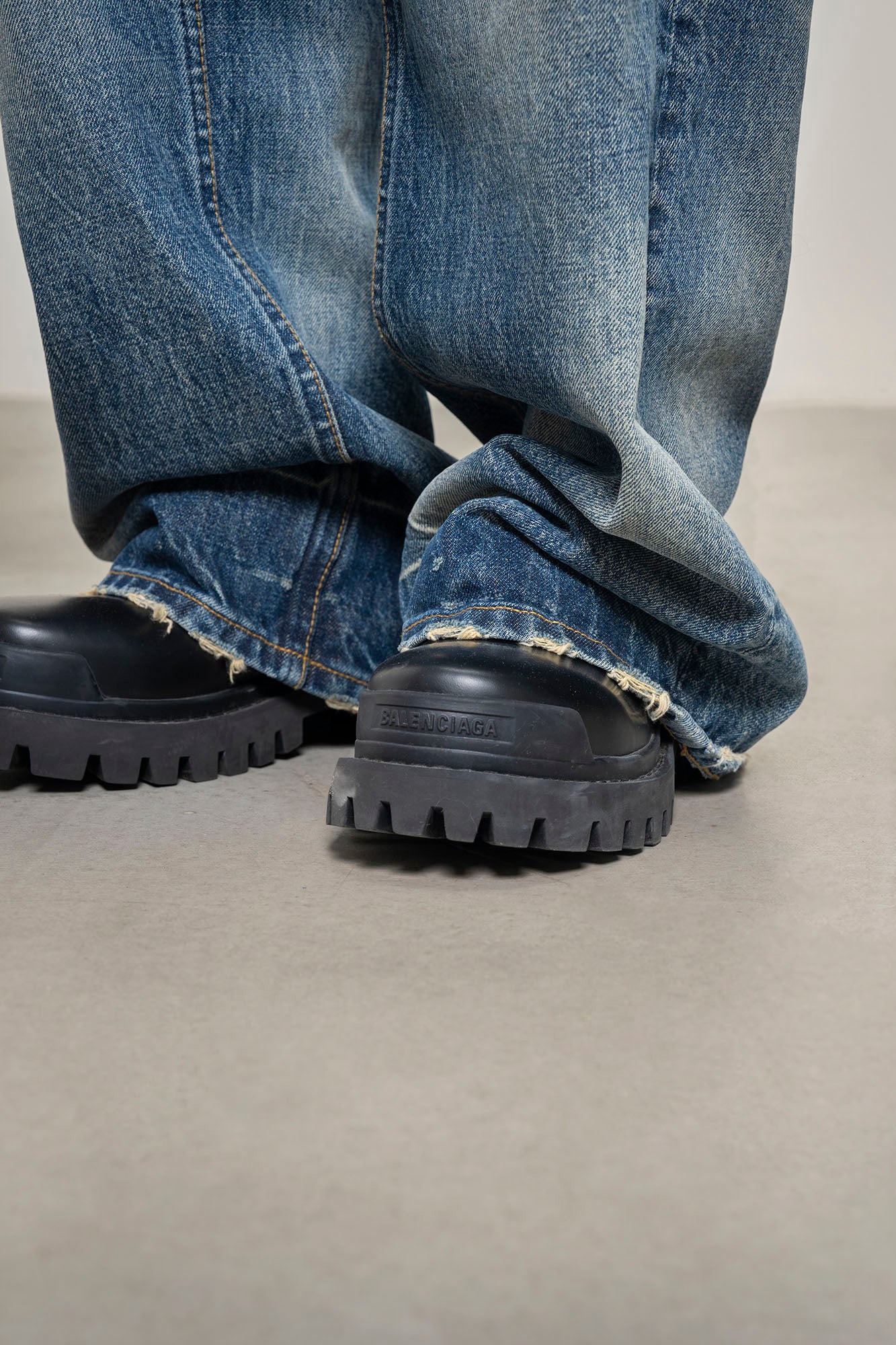 MAKEMORE Retro Washed Frayed Edge Jeans