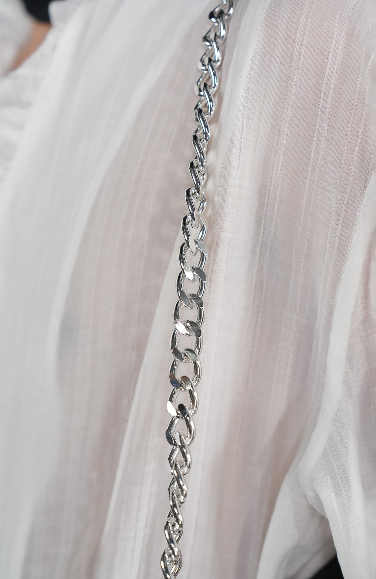 VE2 Chain Strap Baguette Shoulder Bag