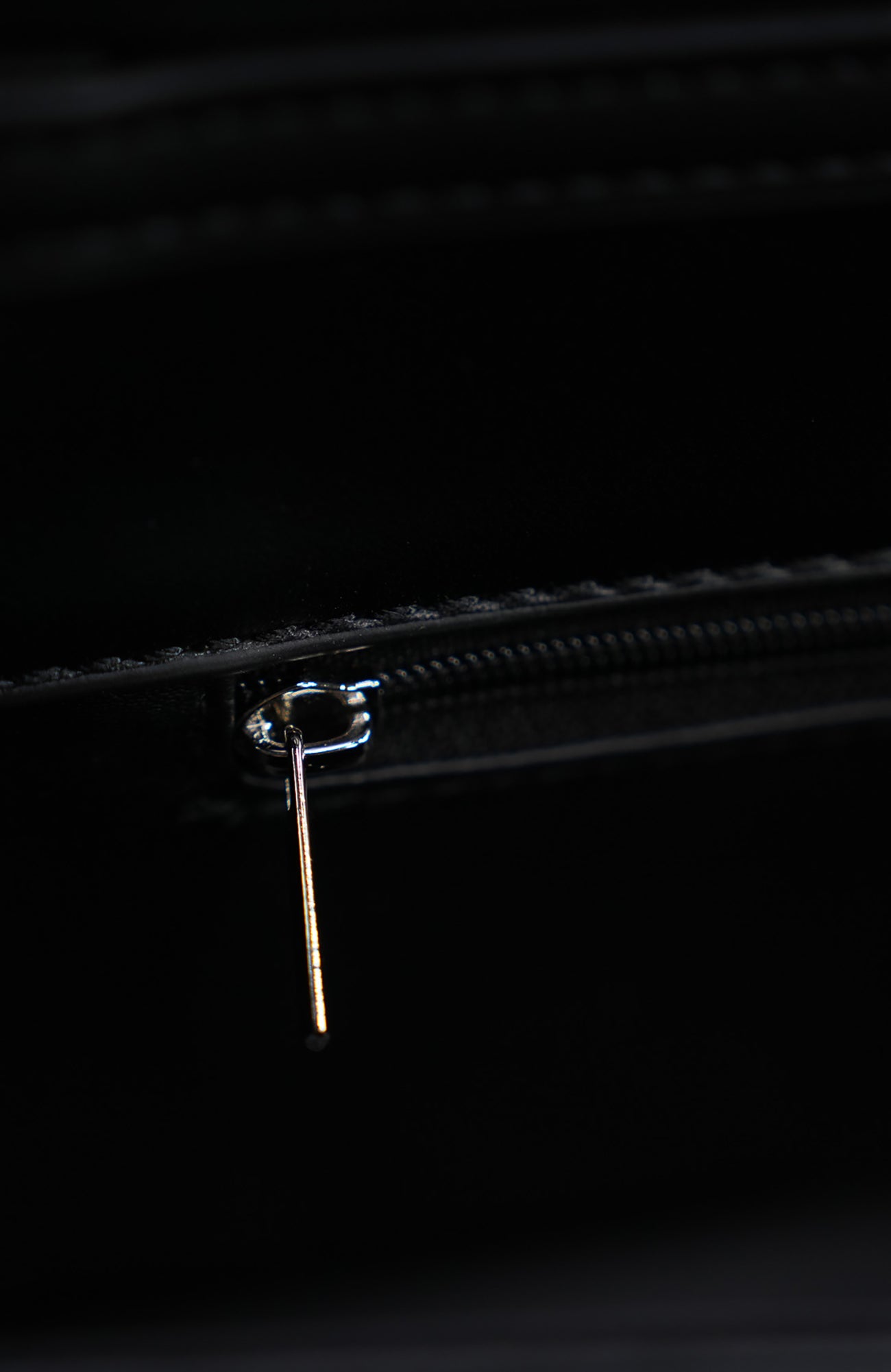 VE2 Chain Strap Baguette Shoulder Bag